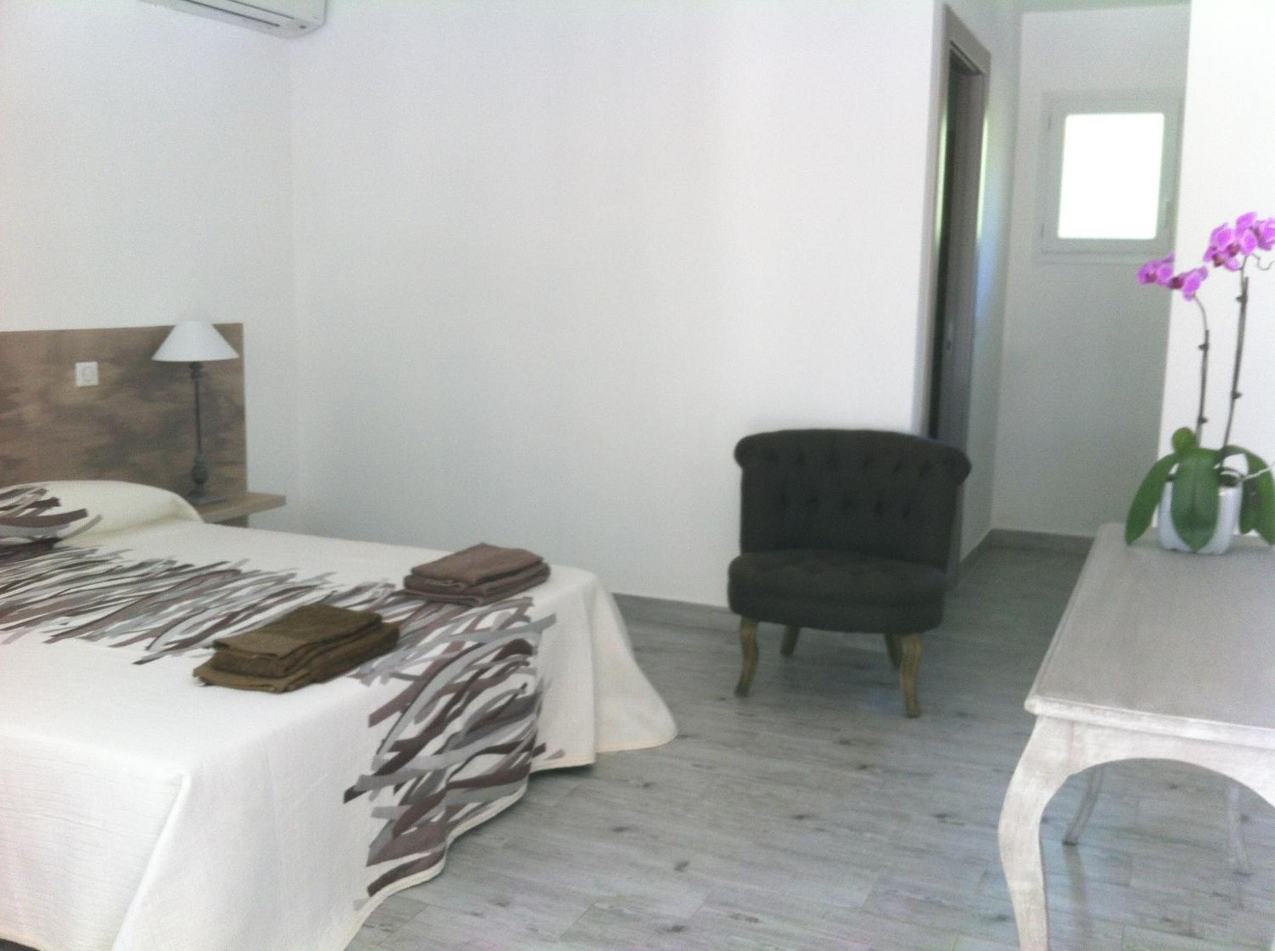 Double Room with Garden View and Pool View photo 3