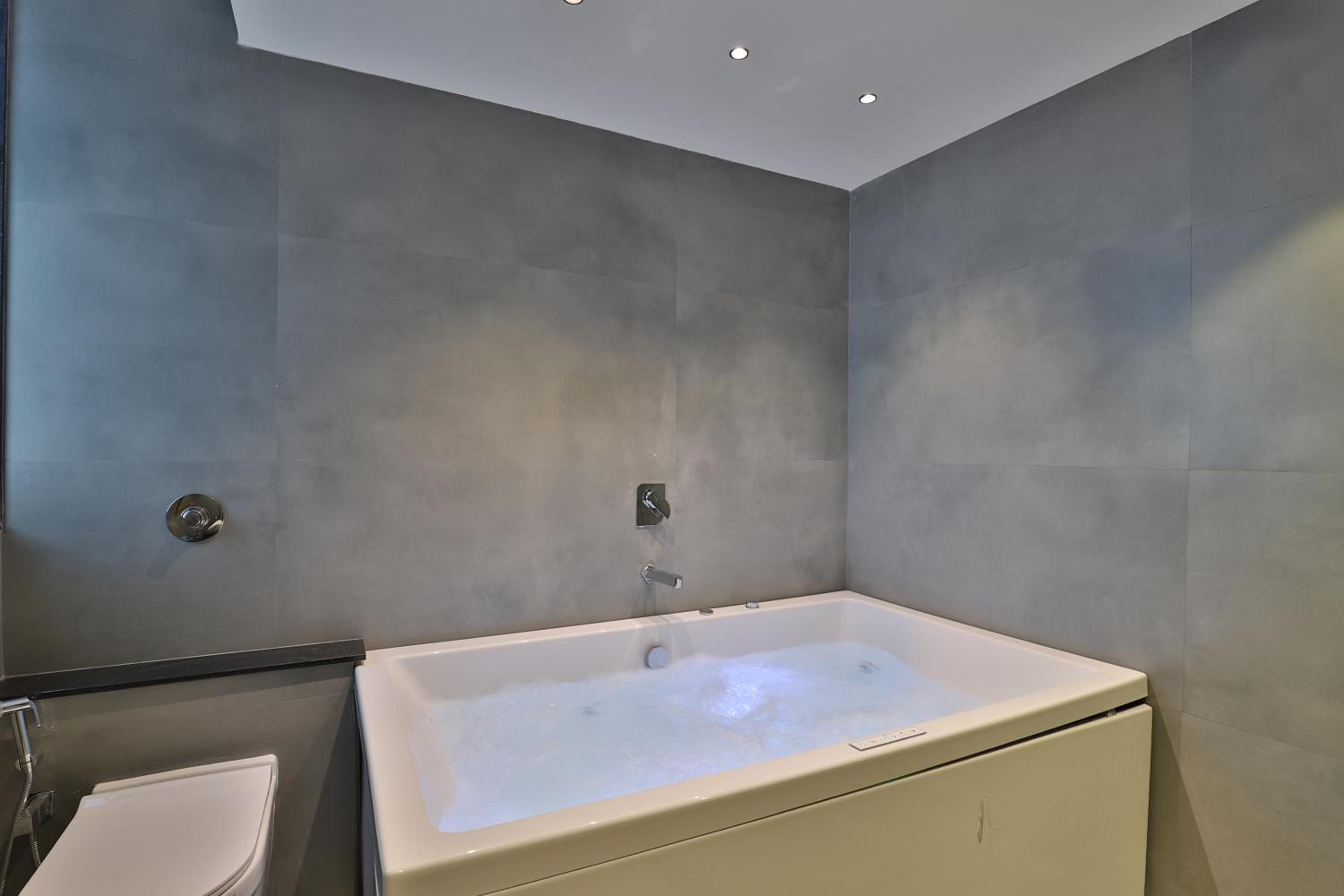 Suite with Spa Bath - Photo 28