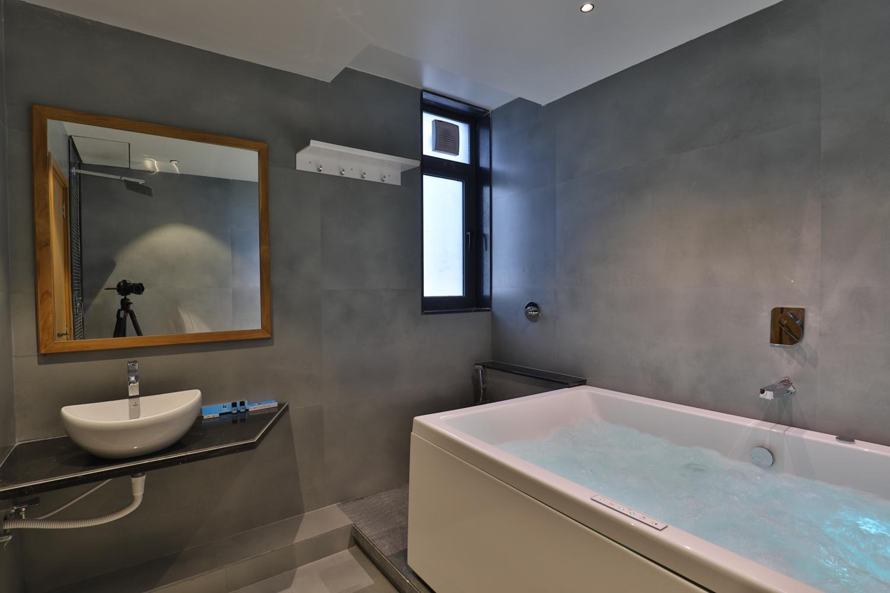 Suite with Spa Bath - Photo 29