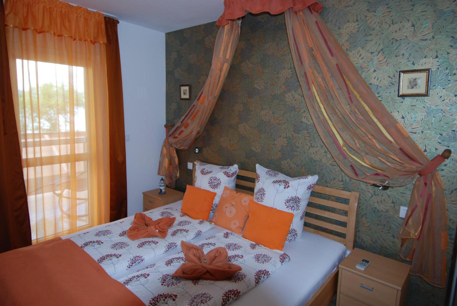 Luxury Two-Bedroom Apartment with Balcony and Sea View
