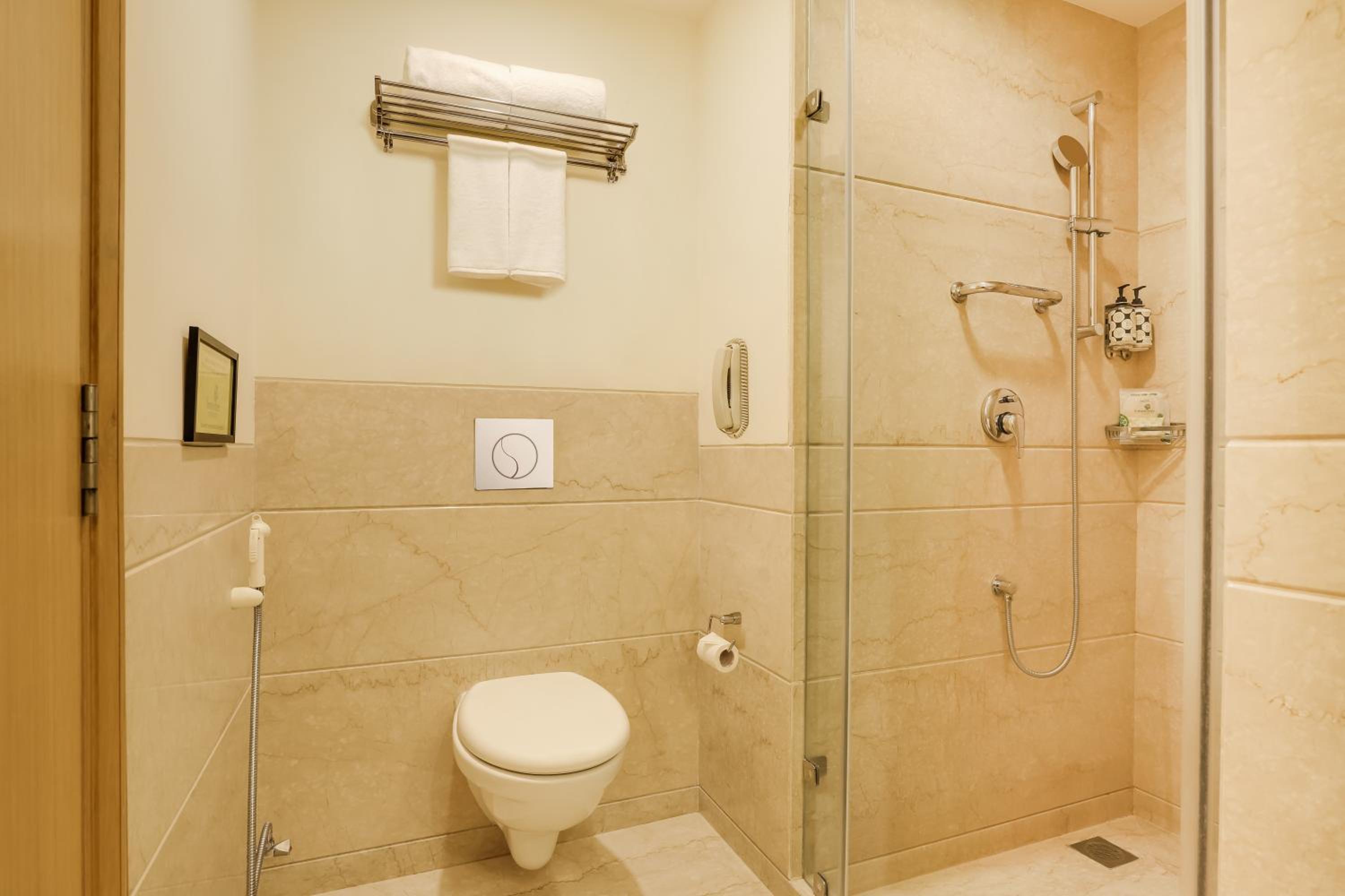 Executive King Room with Exclusive Lounge Access & Evening Cocktails (15% Off on Laundry service and 20% off on Two-way Airport Transfer) - Photo 4