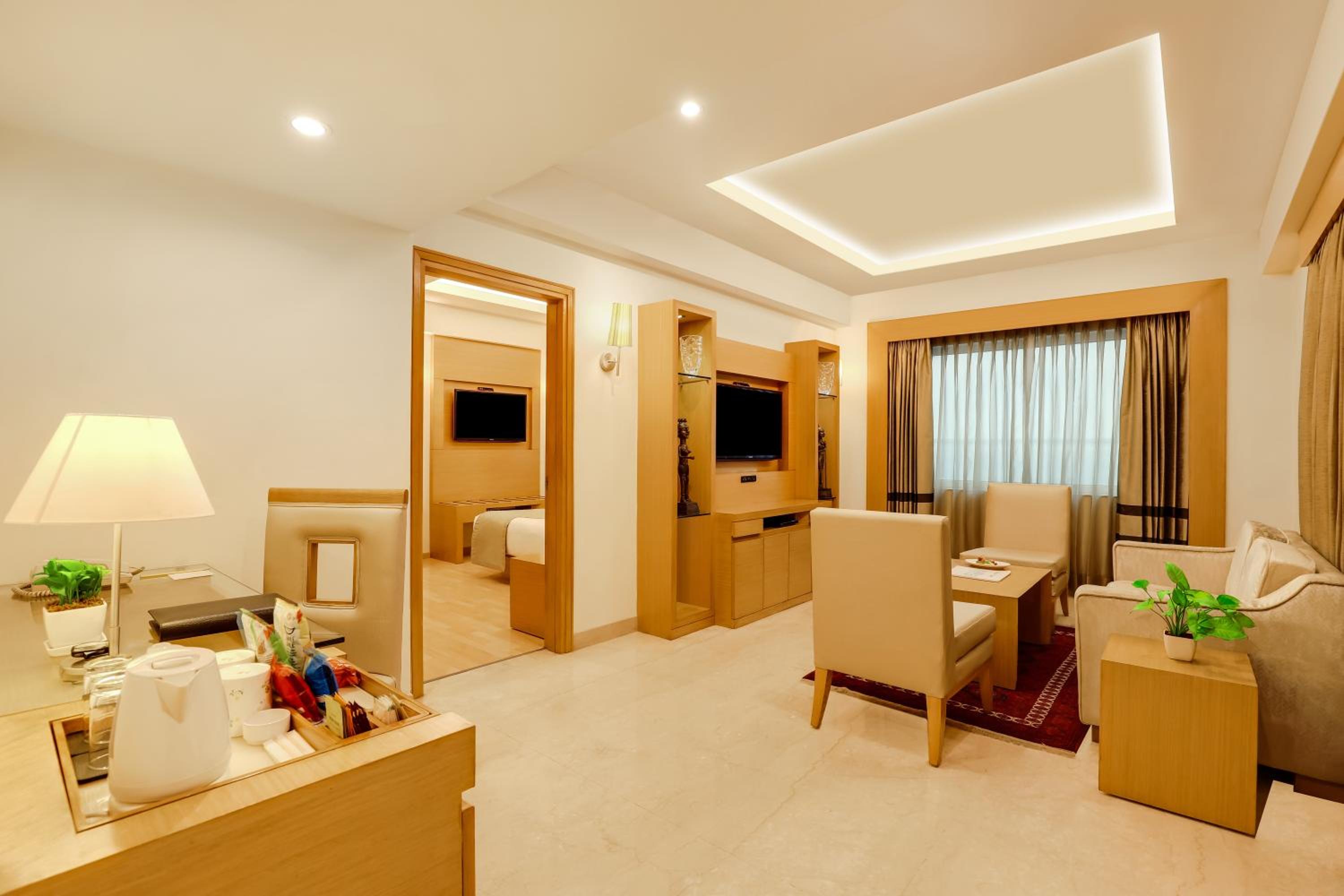 Executive King Room with Exclusive Lounge Access & Evening Cocktails (15% Off on Laundry service and 20% off on Two-way Airport Transfer) - Photo 3