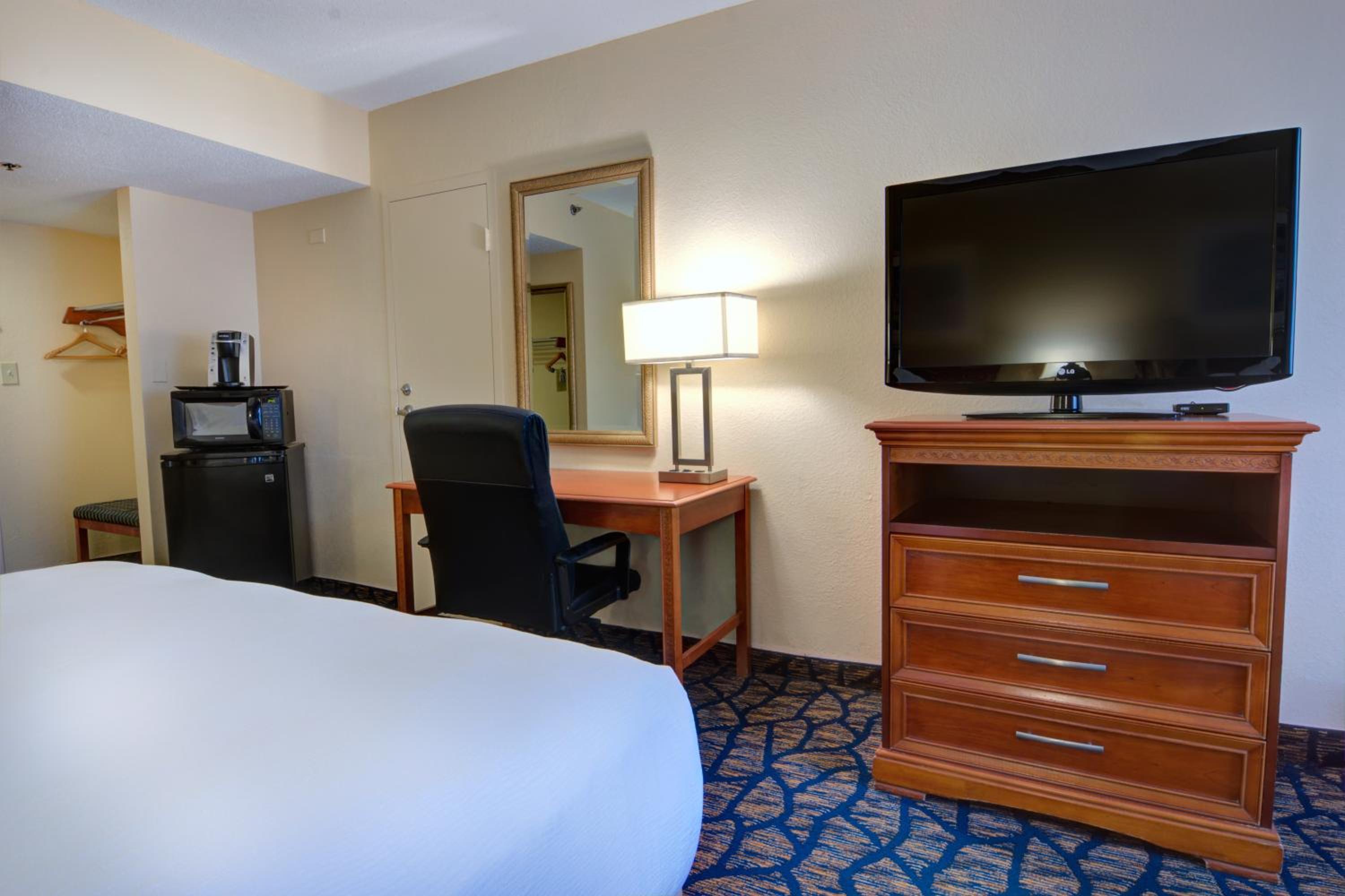 Standard Room with Two Queen Beds photo 3