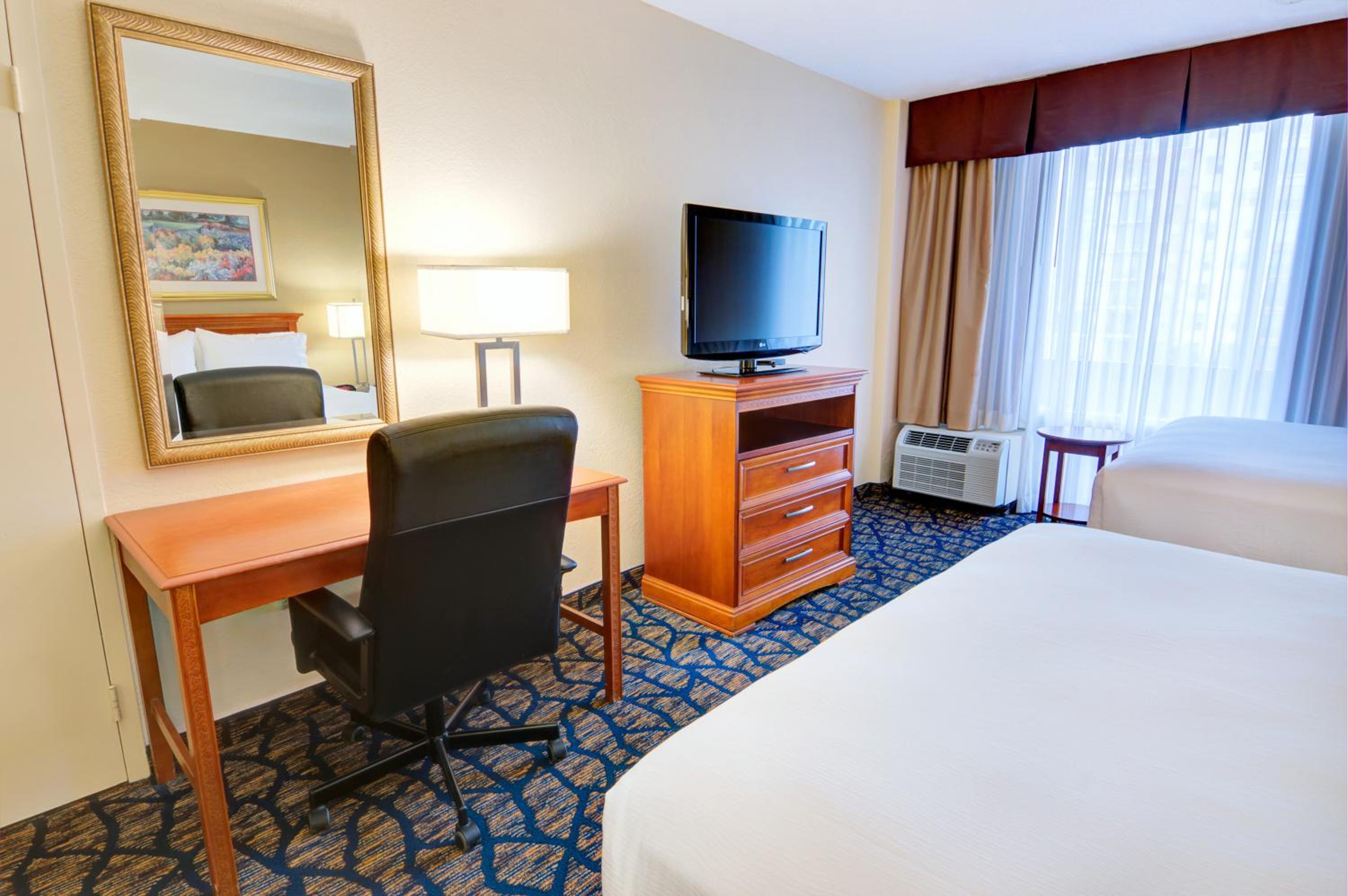 Standard Room with Two Queen Beds photo 2