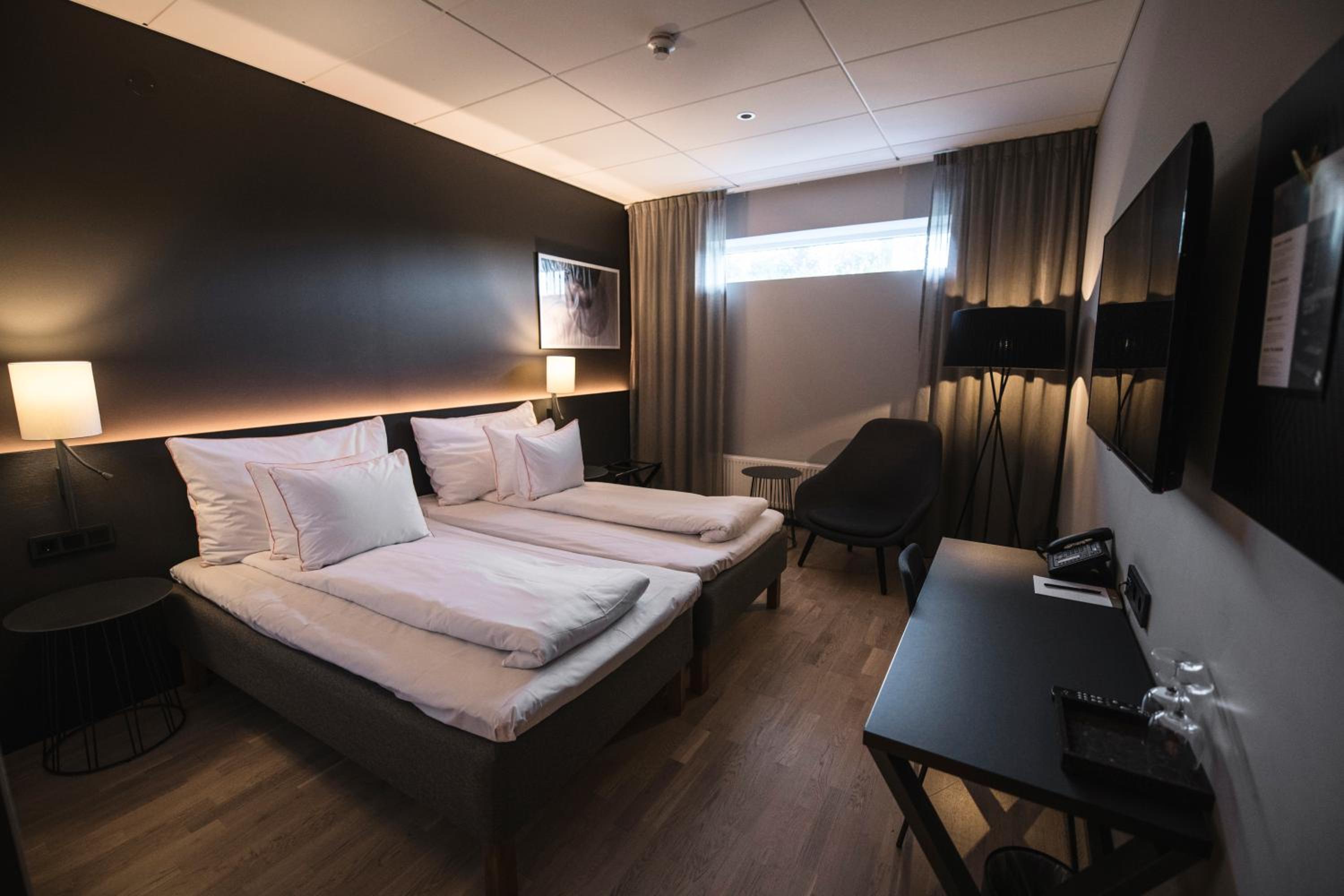 Economy Twin Room with small window photo 1
