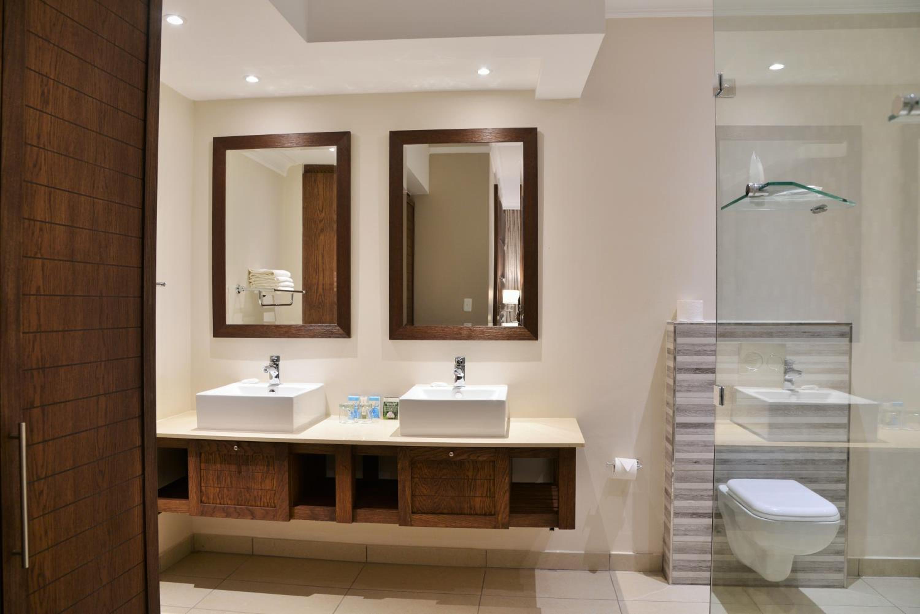 Suite with King Bed - Photo 9