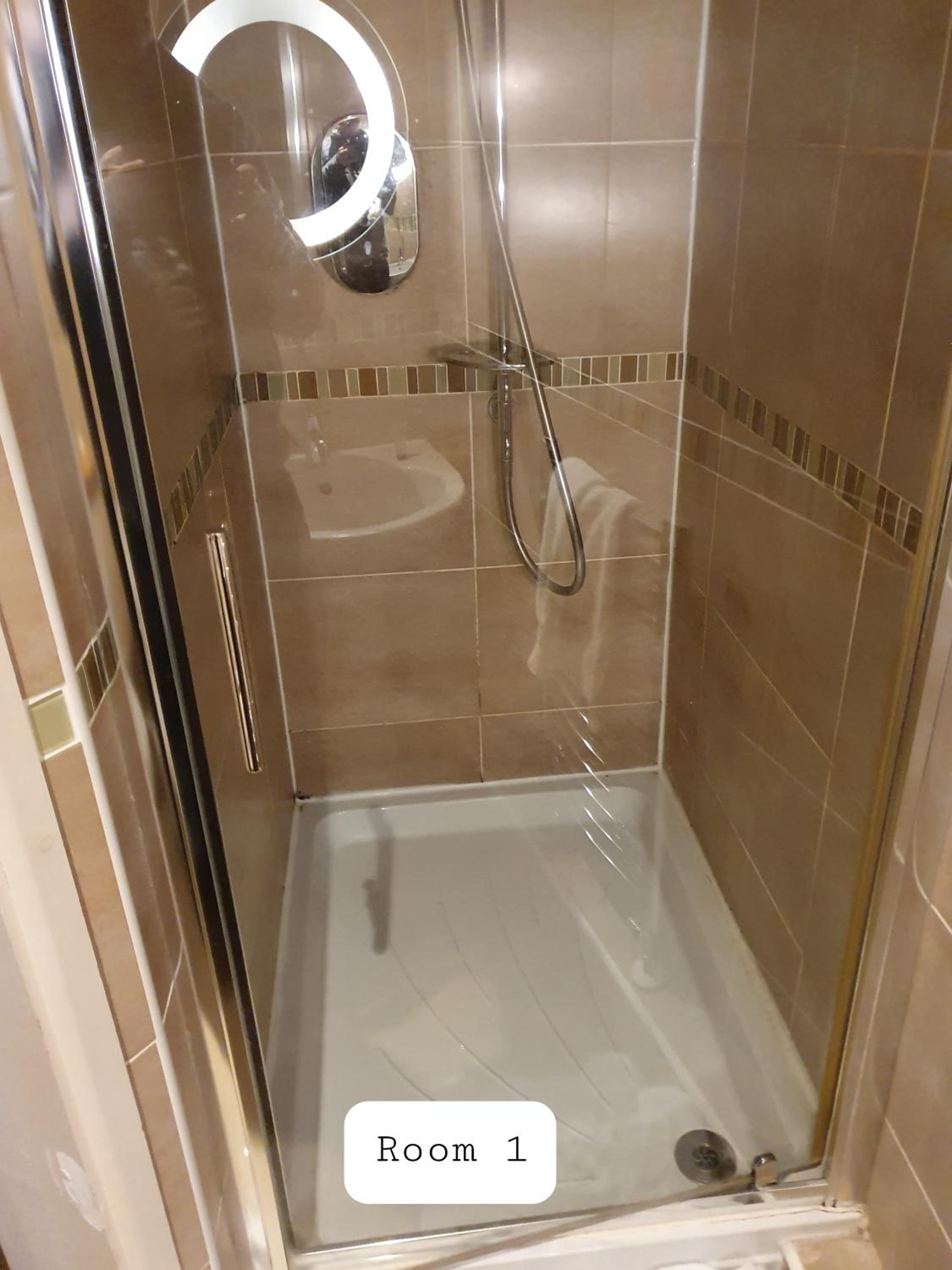 Standard Twin Room - Photo 3