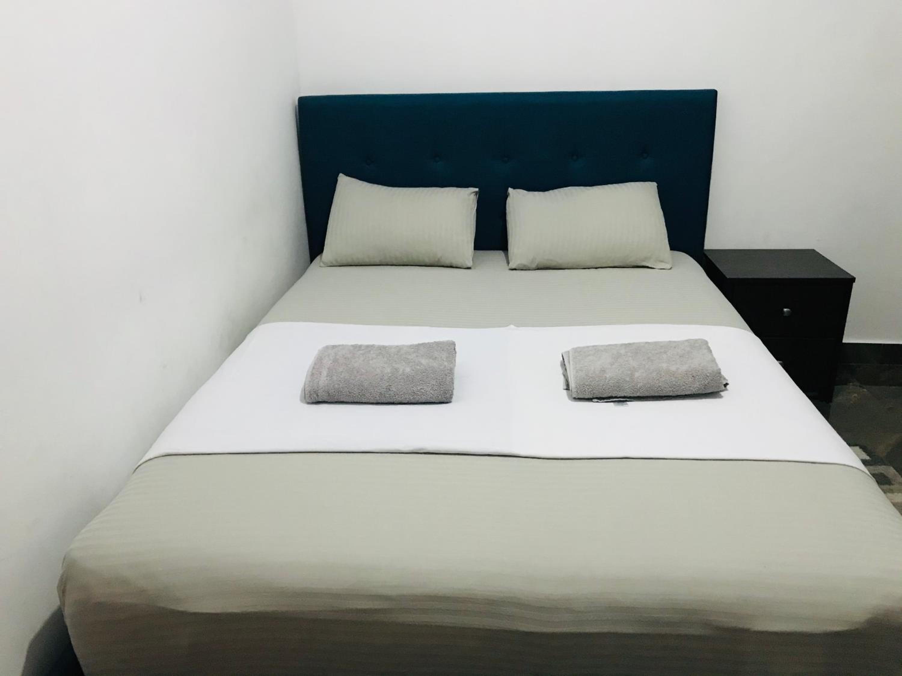 Double Room - Queen Bed with Air Condition photo 2