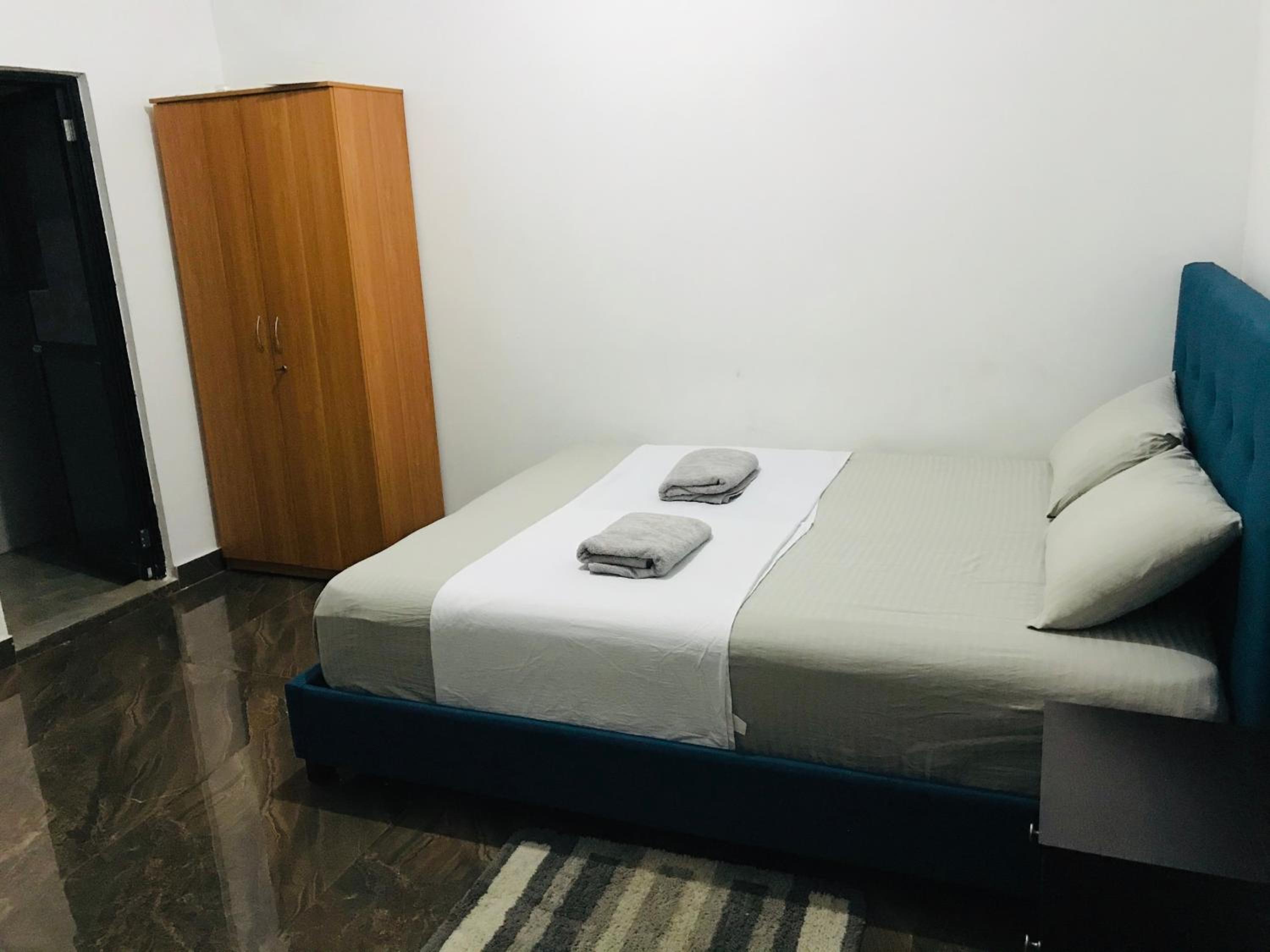 Double Room - Queen Bed with Air Condition photo 3
