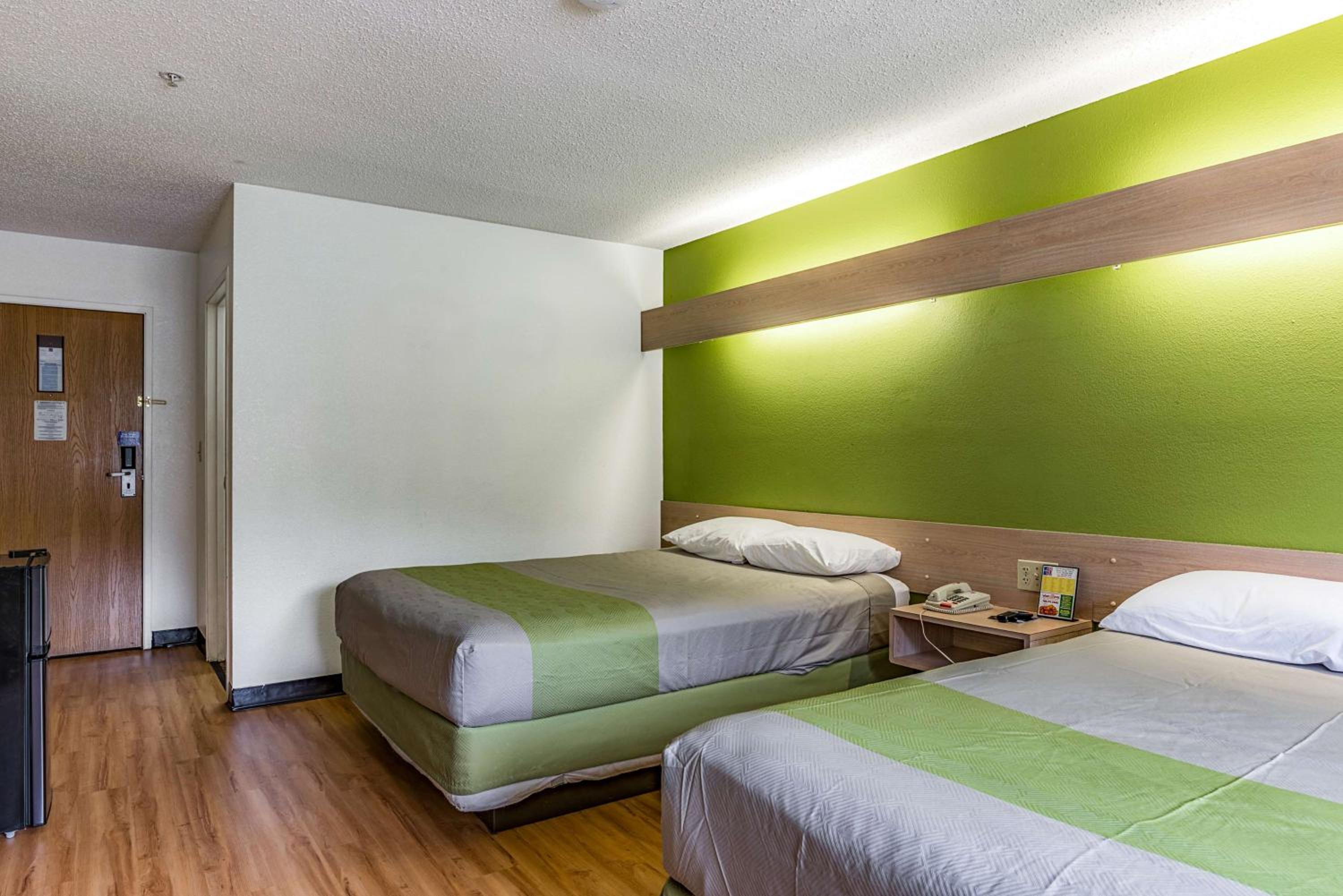 Queen Room with Two Queen Beds - Non-Smoking - Photo 1