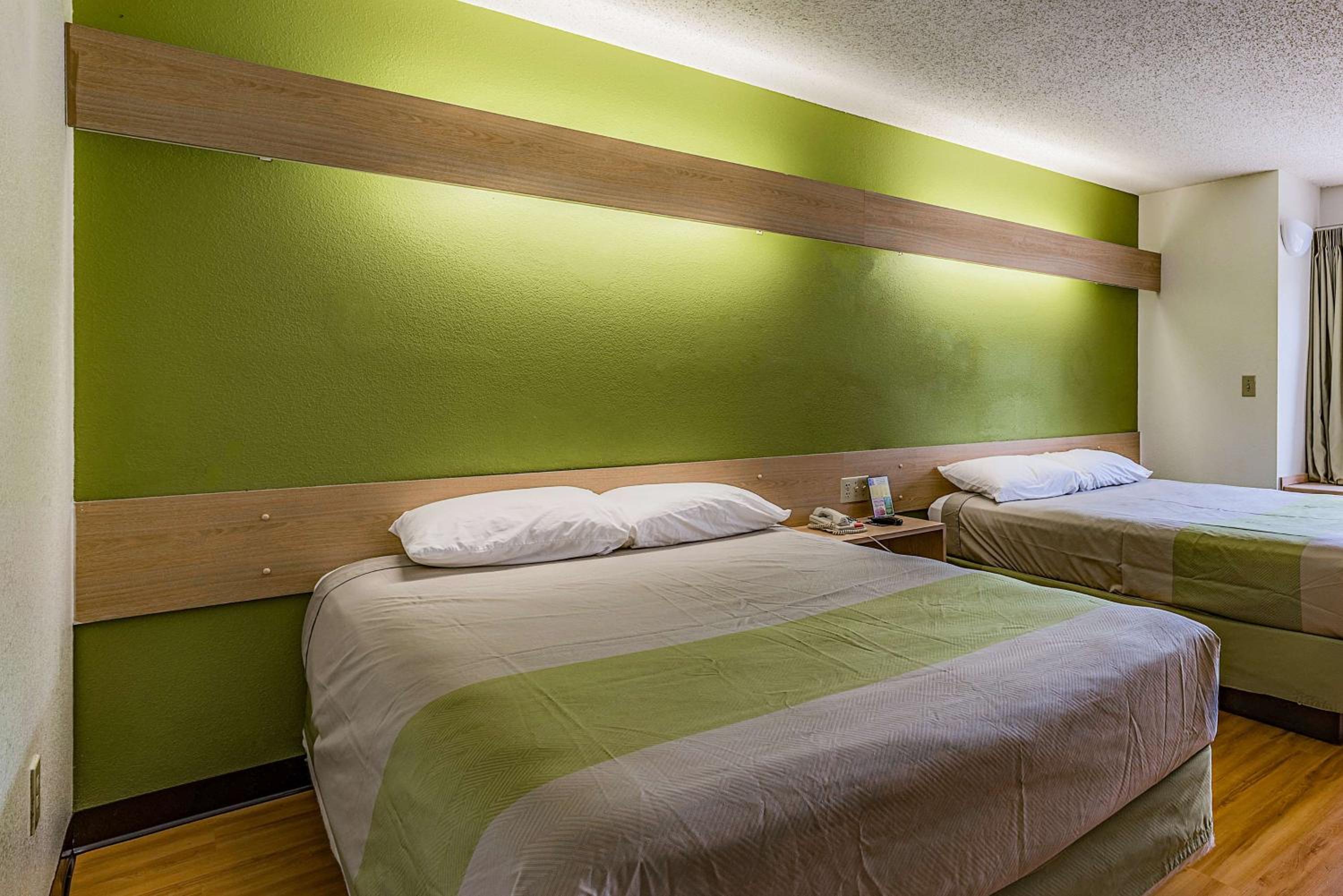 Queen Room with Two Queen Beds - Non-Smoking - Photo 2