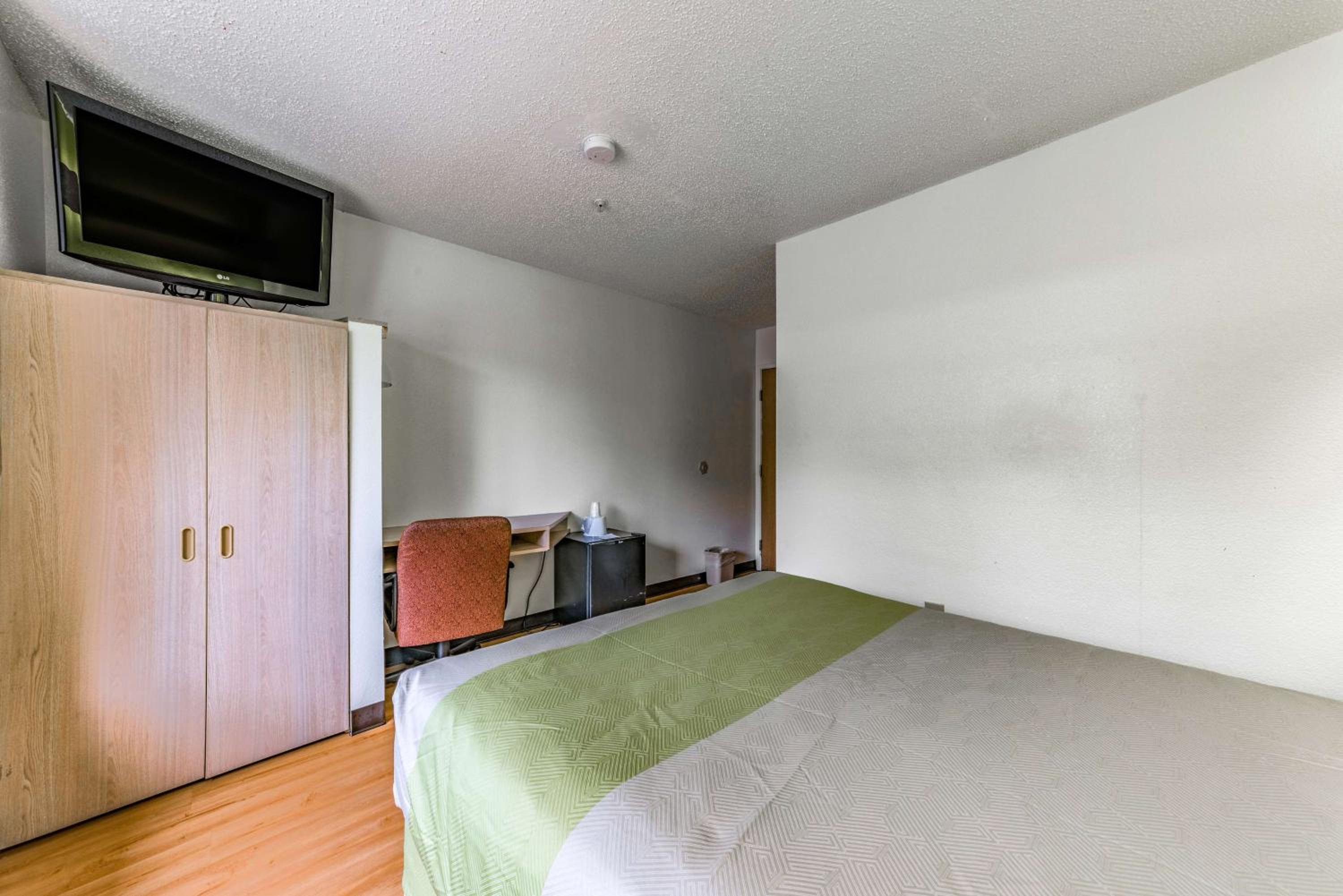 Queen Room - Non-Smoking - Photo 6