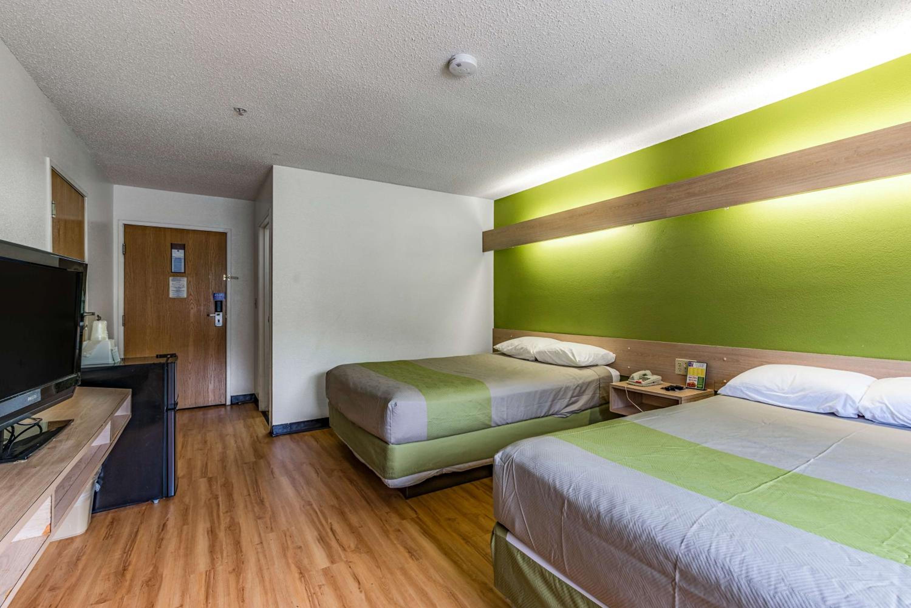 Queen Room with Two Queen Beds - Non-Smoking - Photo 5