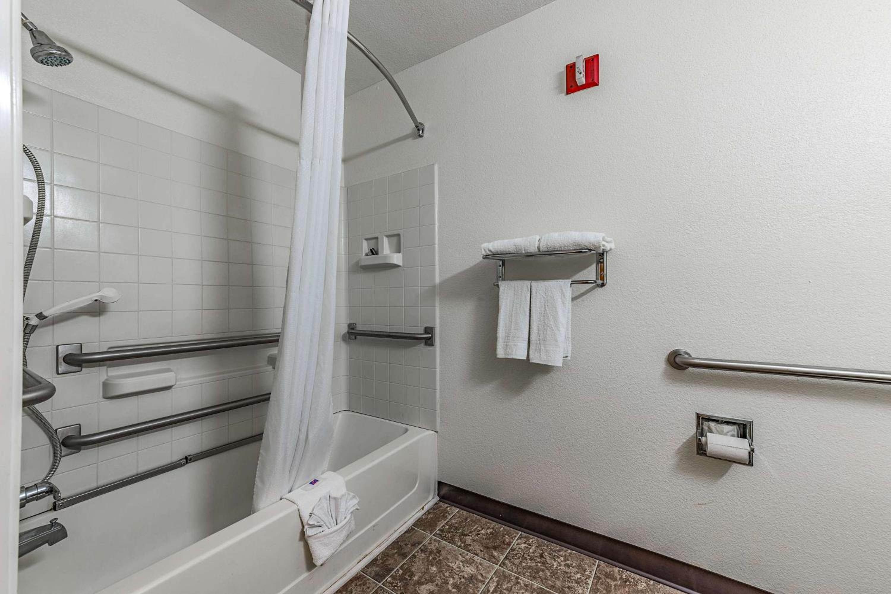 Queen Room - Disability Access - Roll in Shower - Photo 5