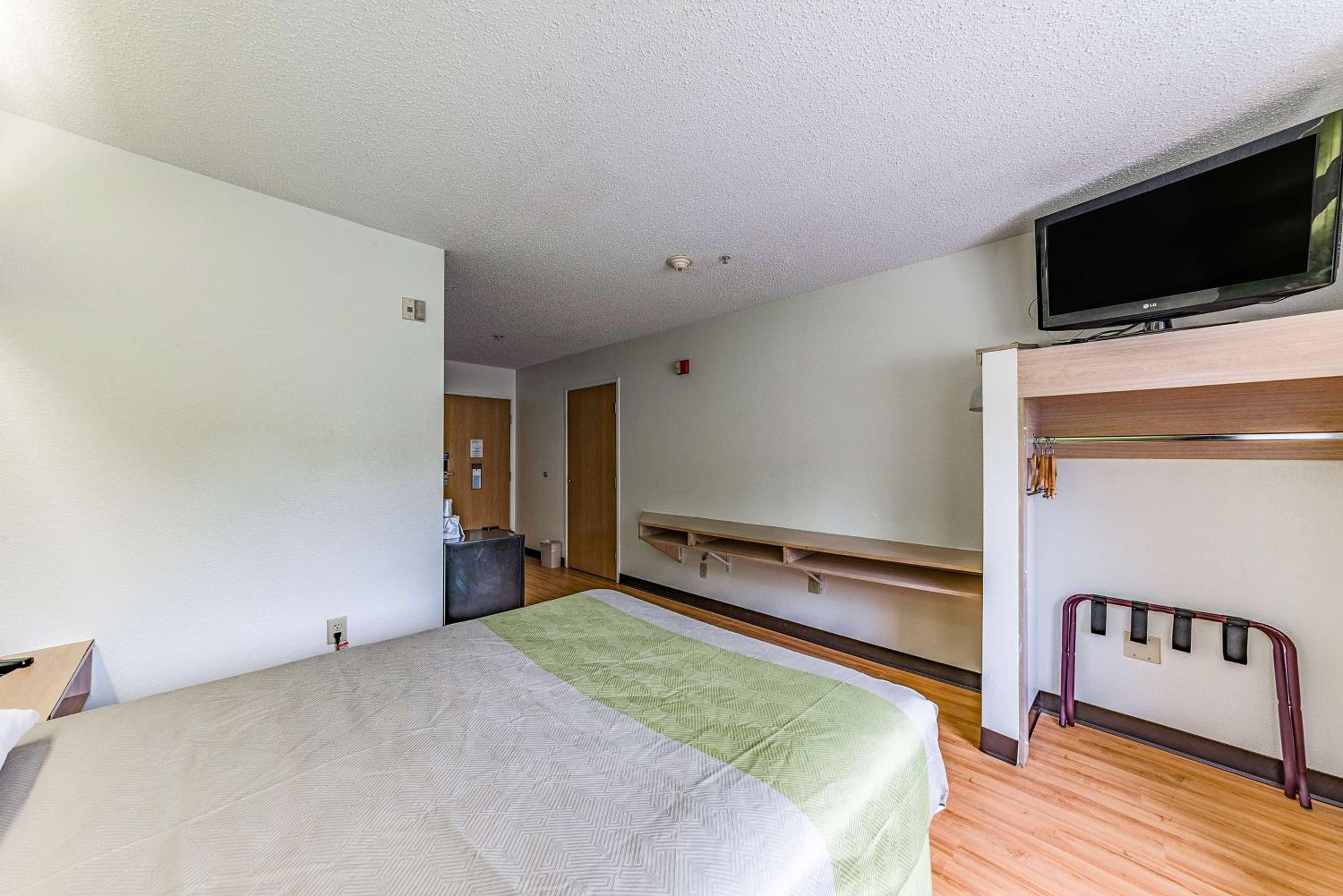 Queen Room - Non-Smoking - Photo 2