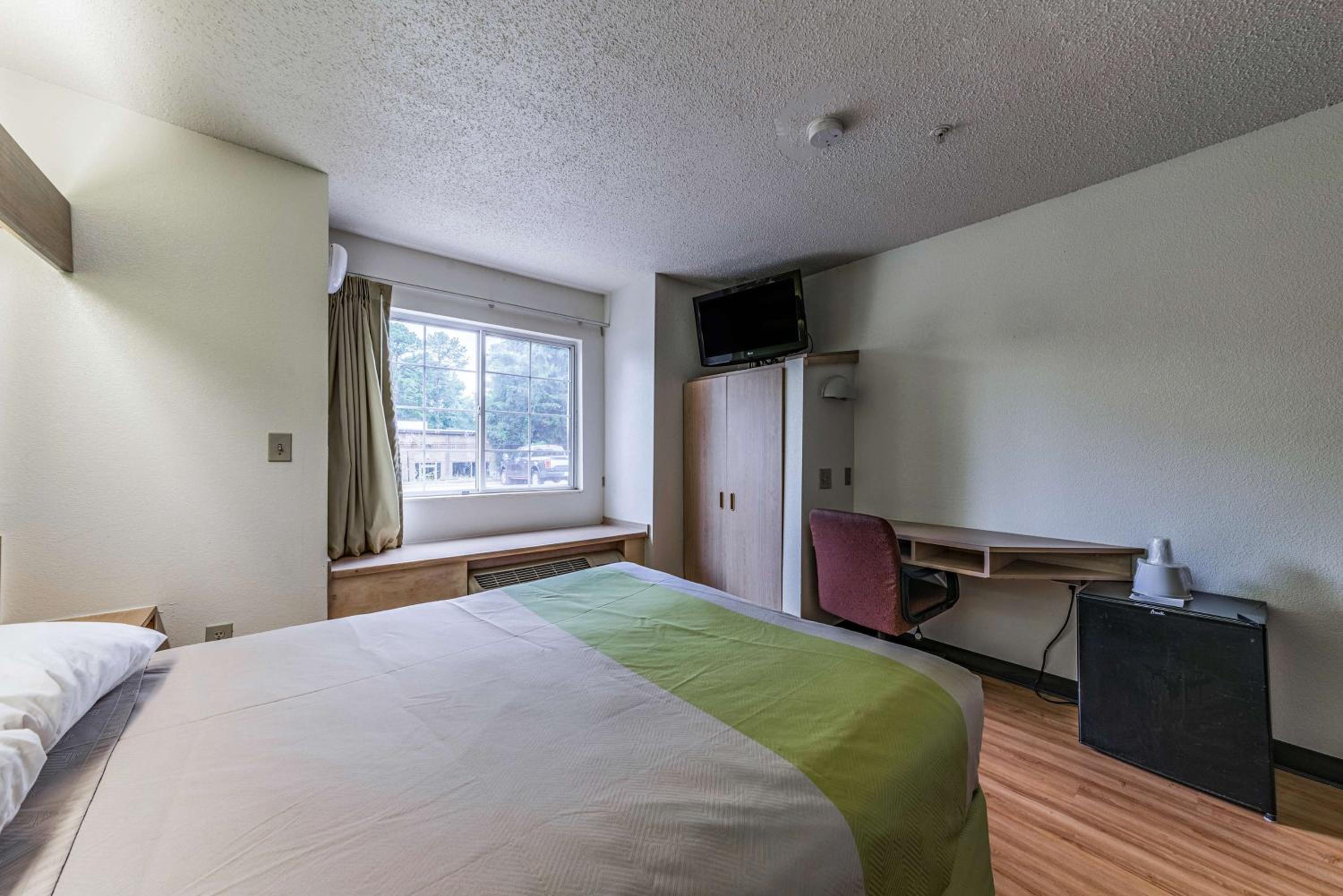 Queen Room - Non-Smoking - Photo 5