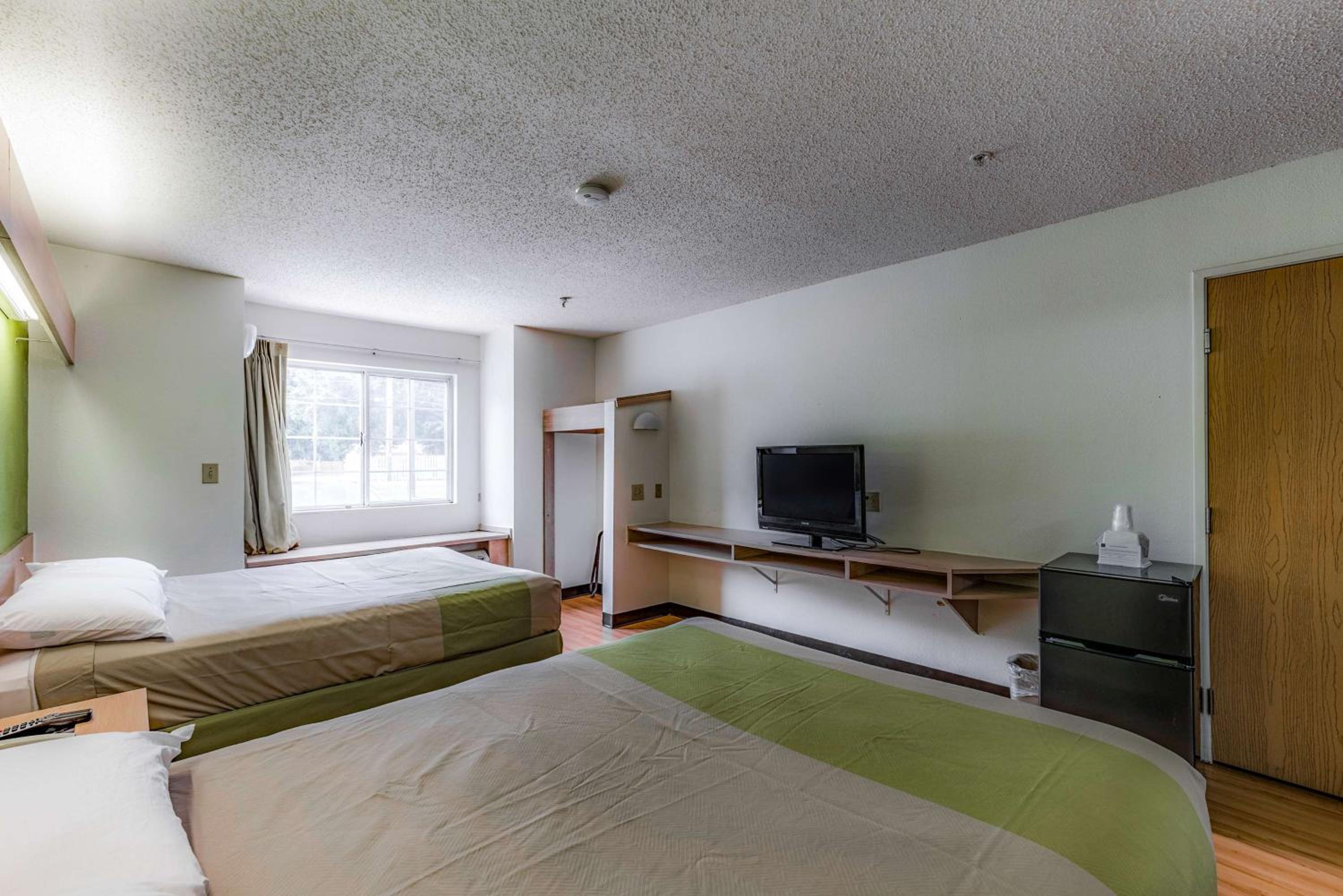 Queen Room with Two Queen Beds - Non-Smoking - Photo 6