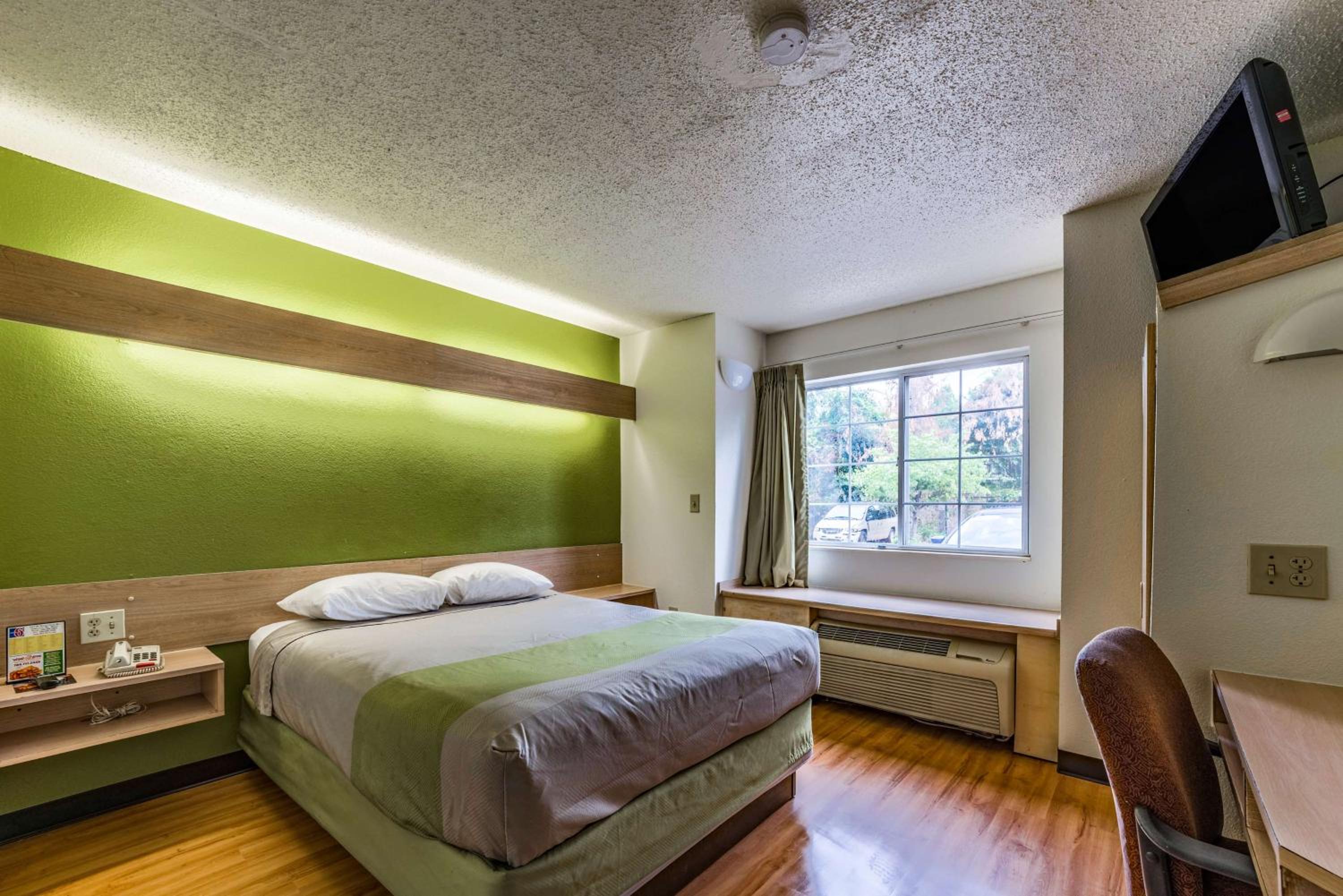Queen Room - Non-Smoking - Photo 4