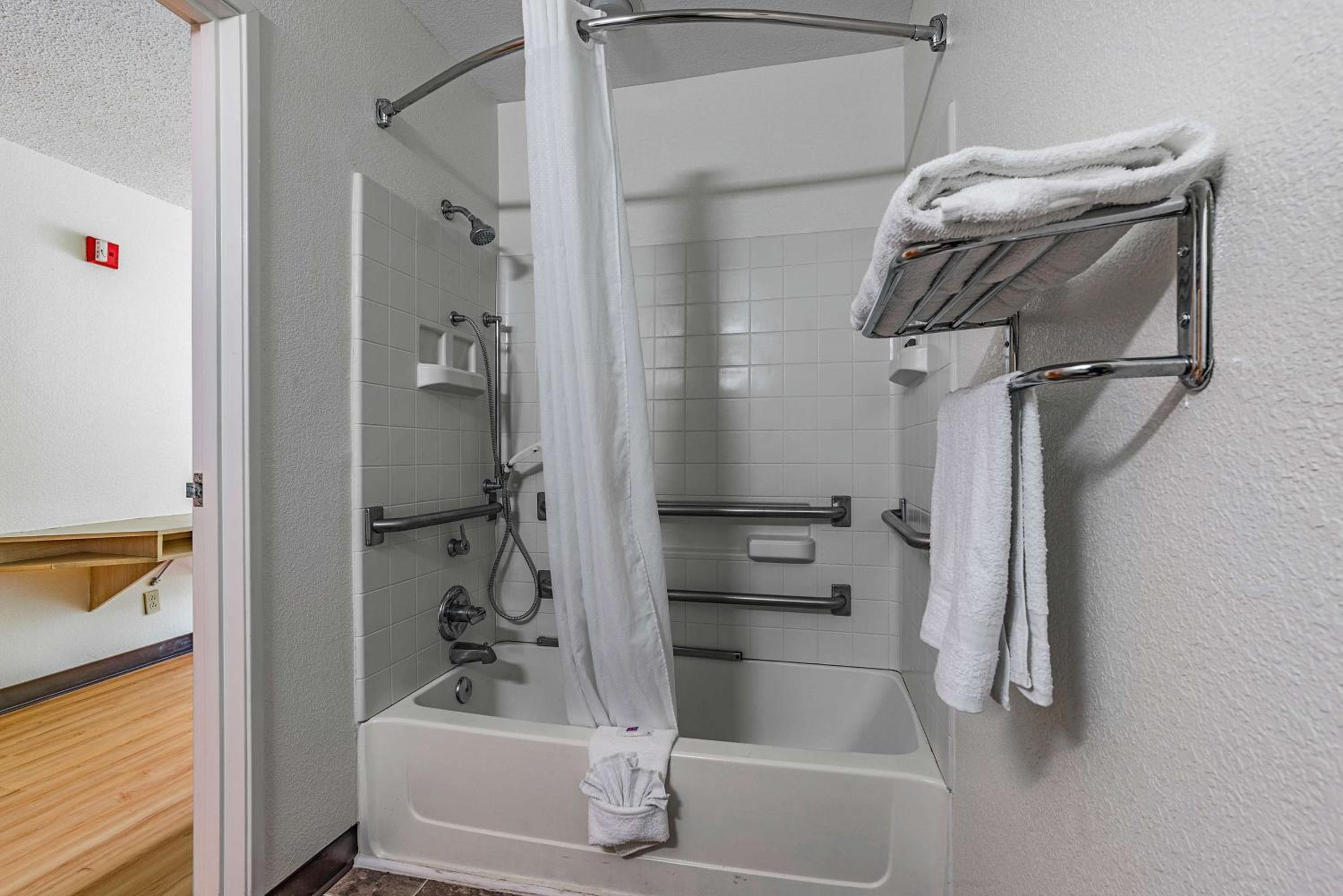 Queen Room - Disability Access - Roll in Shower - Photo 6