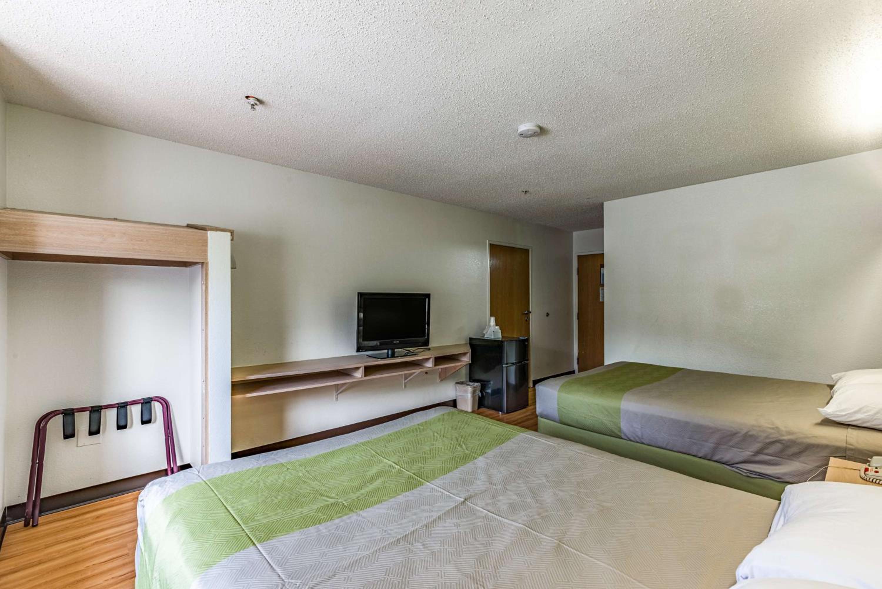 Queen Room with Two Queen Beds - Non-Smoking - Photo 4