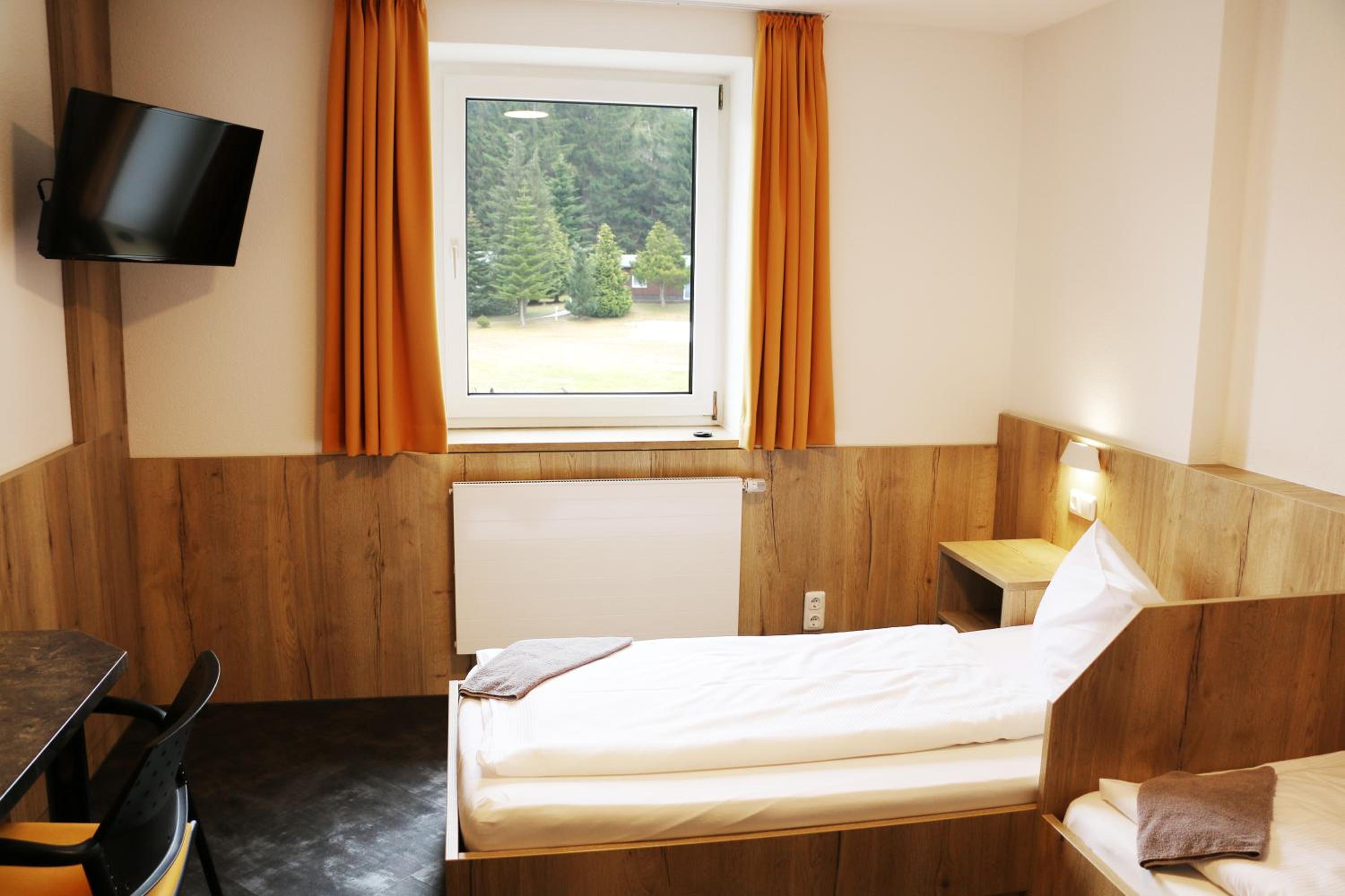 Standard Twin Room - Photo 1