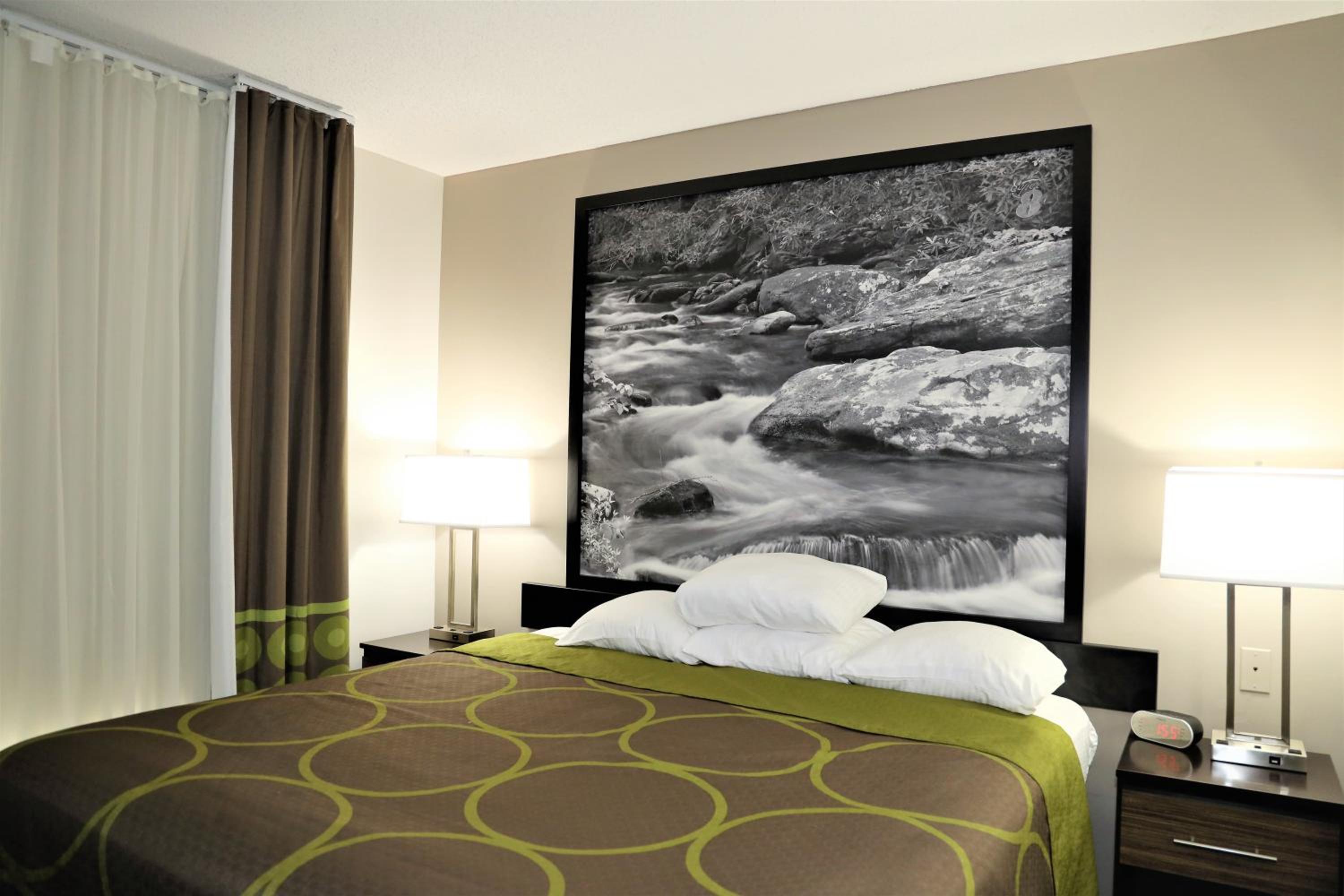 Deluxe King Room - Non-Smoking - Photo 7