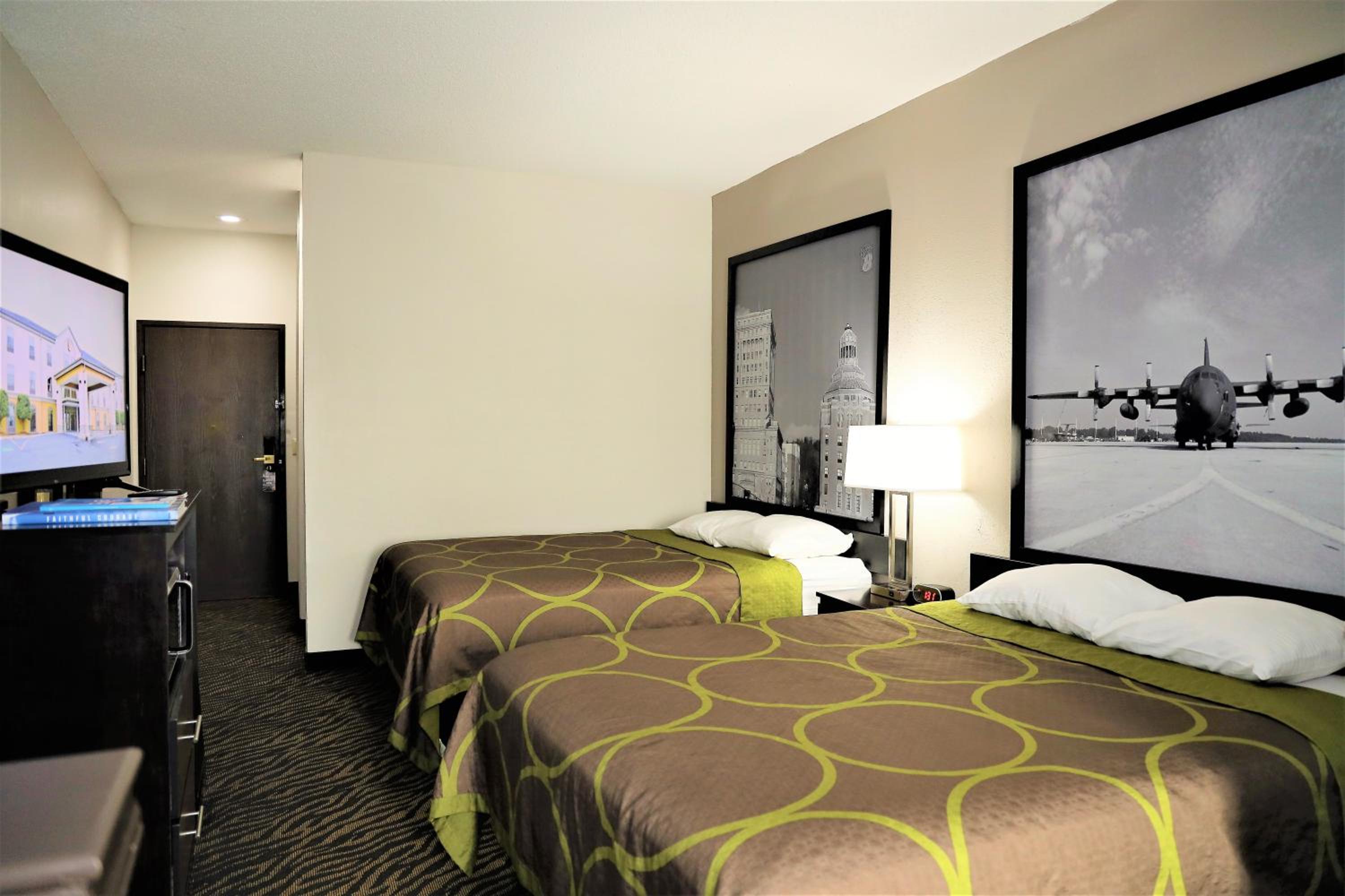 Queen Room with Two Queen Beds -  Non-Smoking - Photo 2
