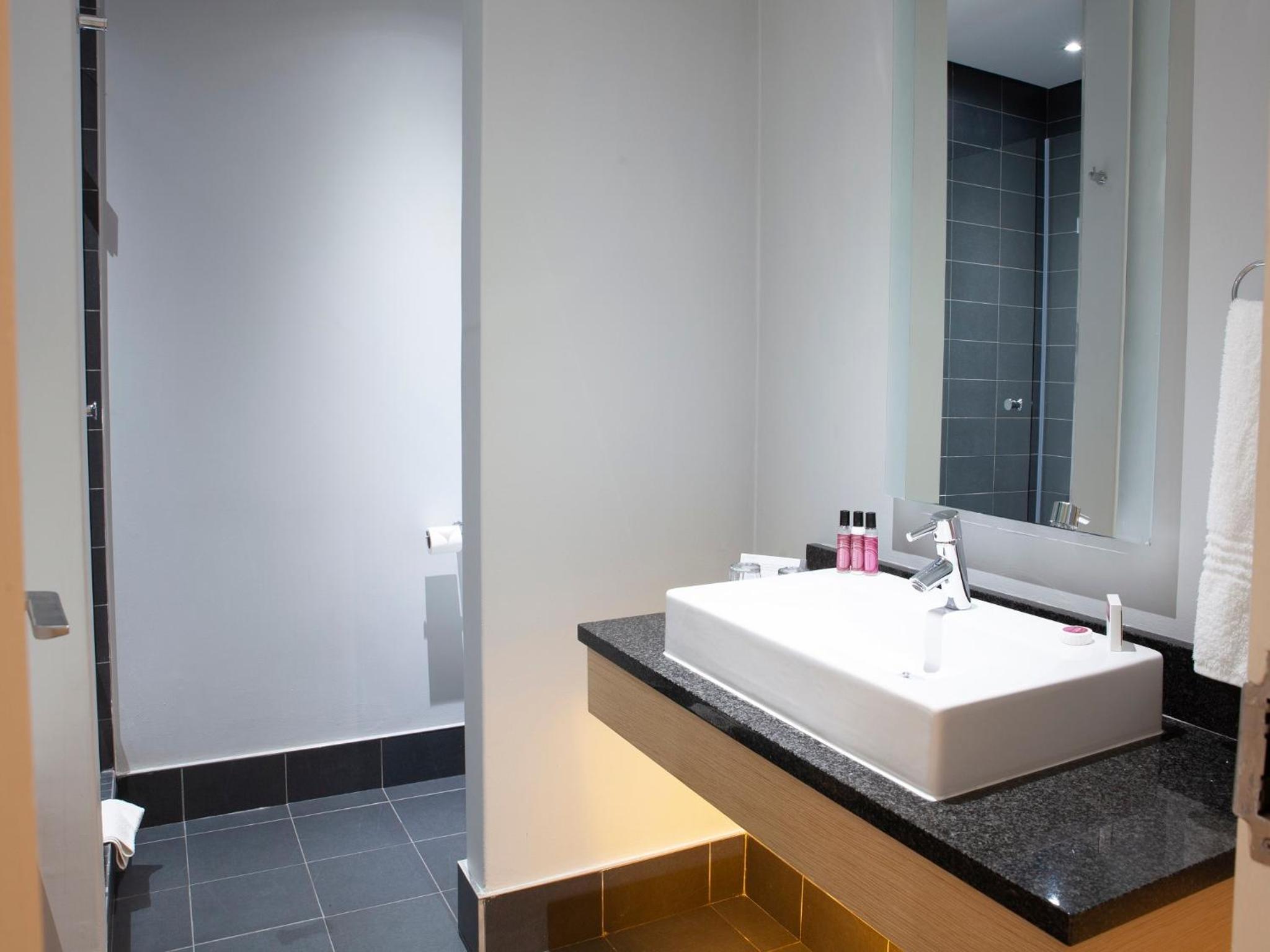 Queen Room with Sea View - Photo 4