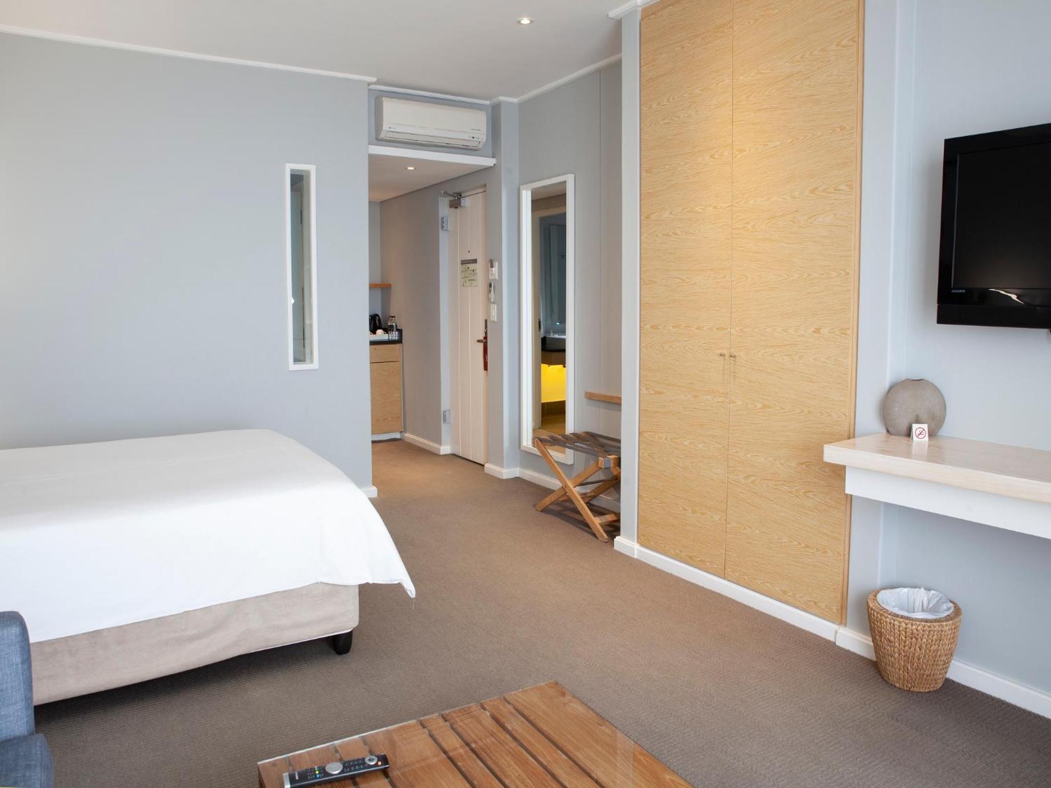 Queen Room with Sea View - Photo 7