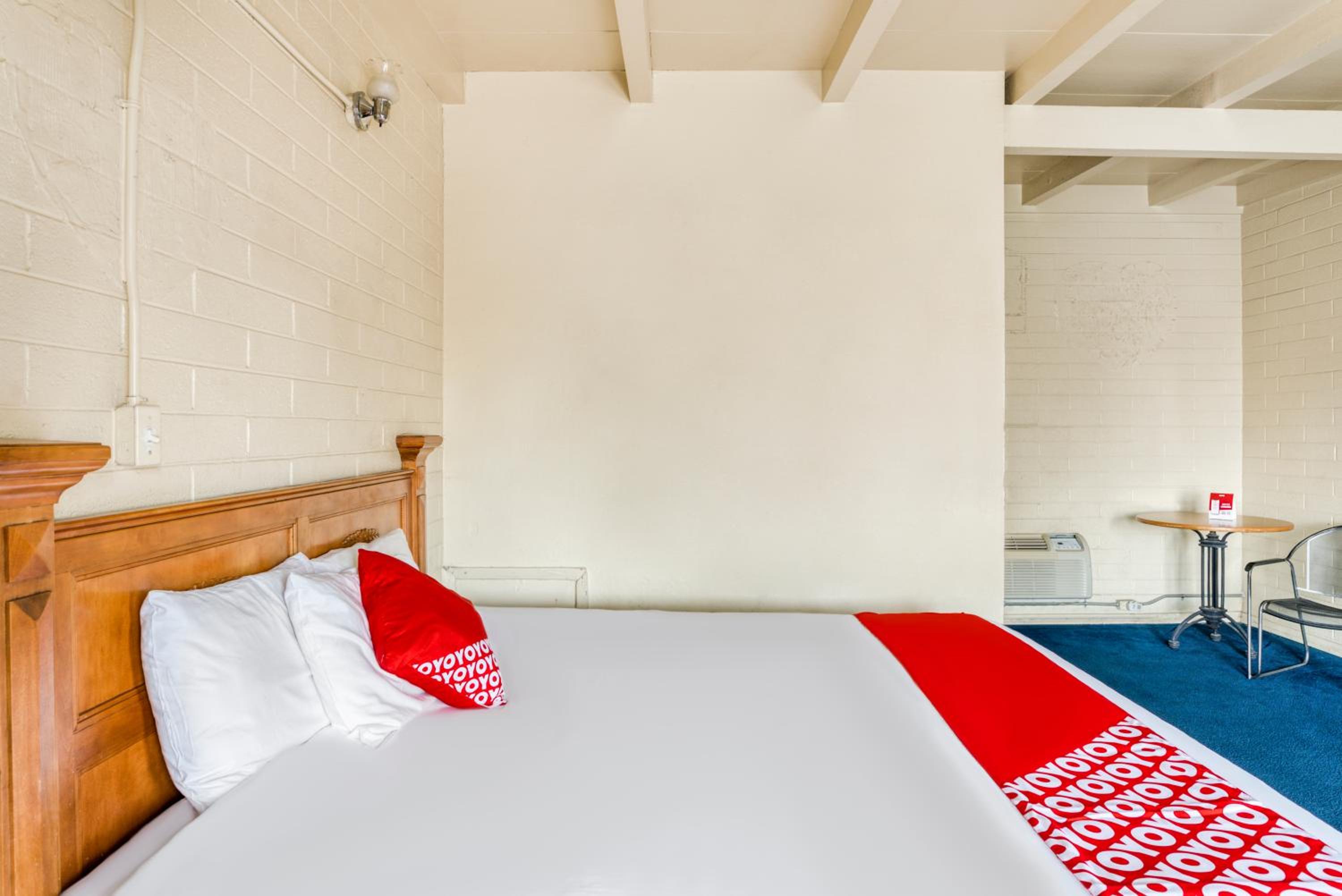 King Bed Non-Smoking - Photo 7