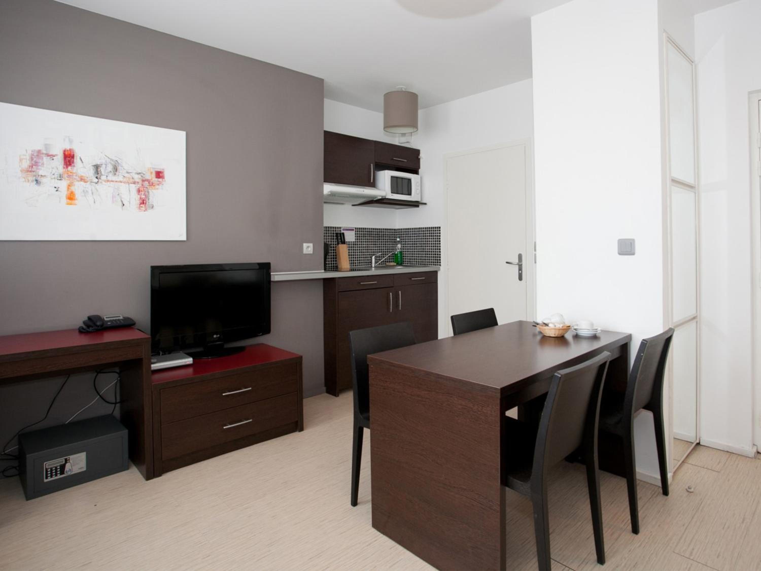One-Bedroom Apartment (5 Adults)