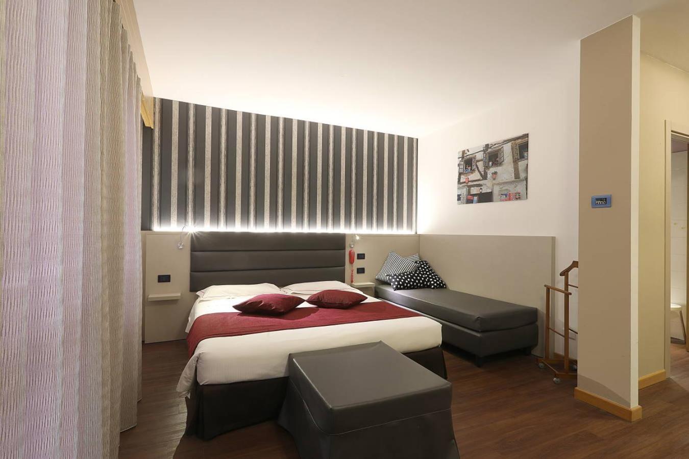Superior King Room - Photo 2