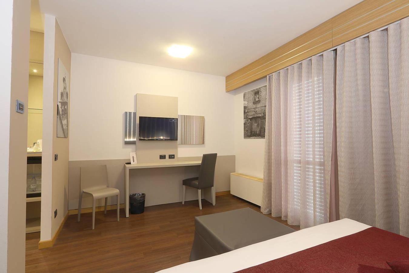 Superior King Room - Photo 3