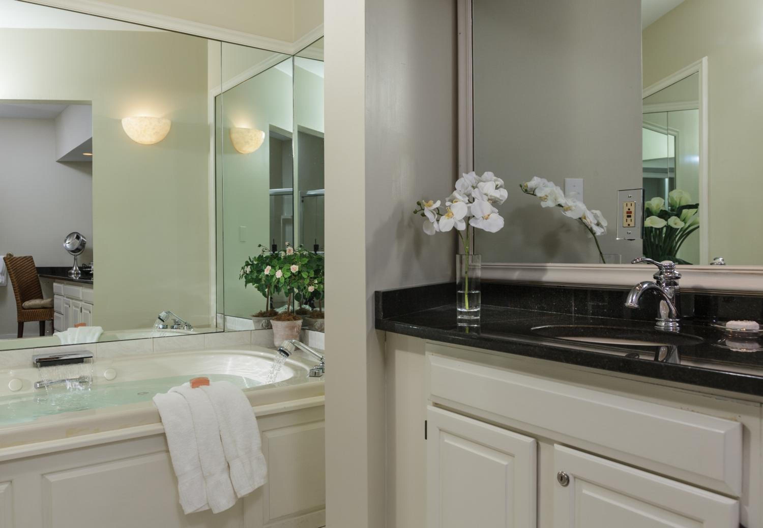 Deluxe Queen Room with Fireplace and Spa Bath photo 2