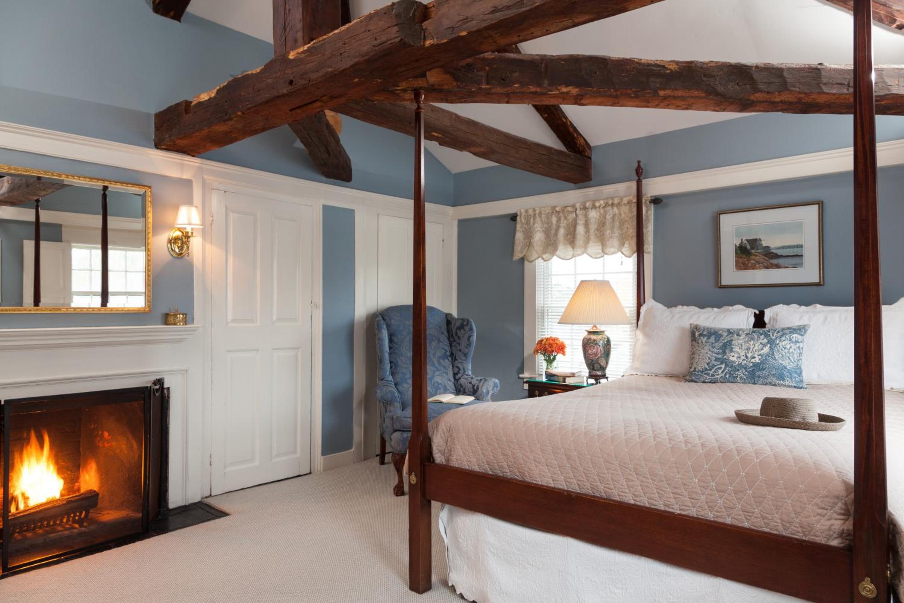 Queen Room with Fireplace photo 3