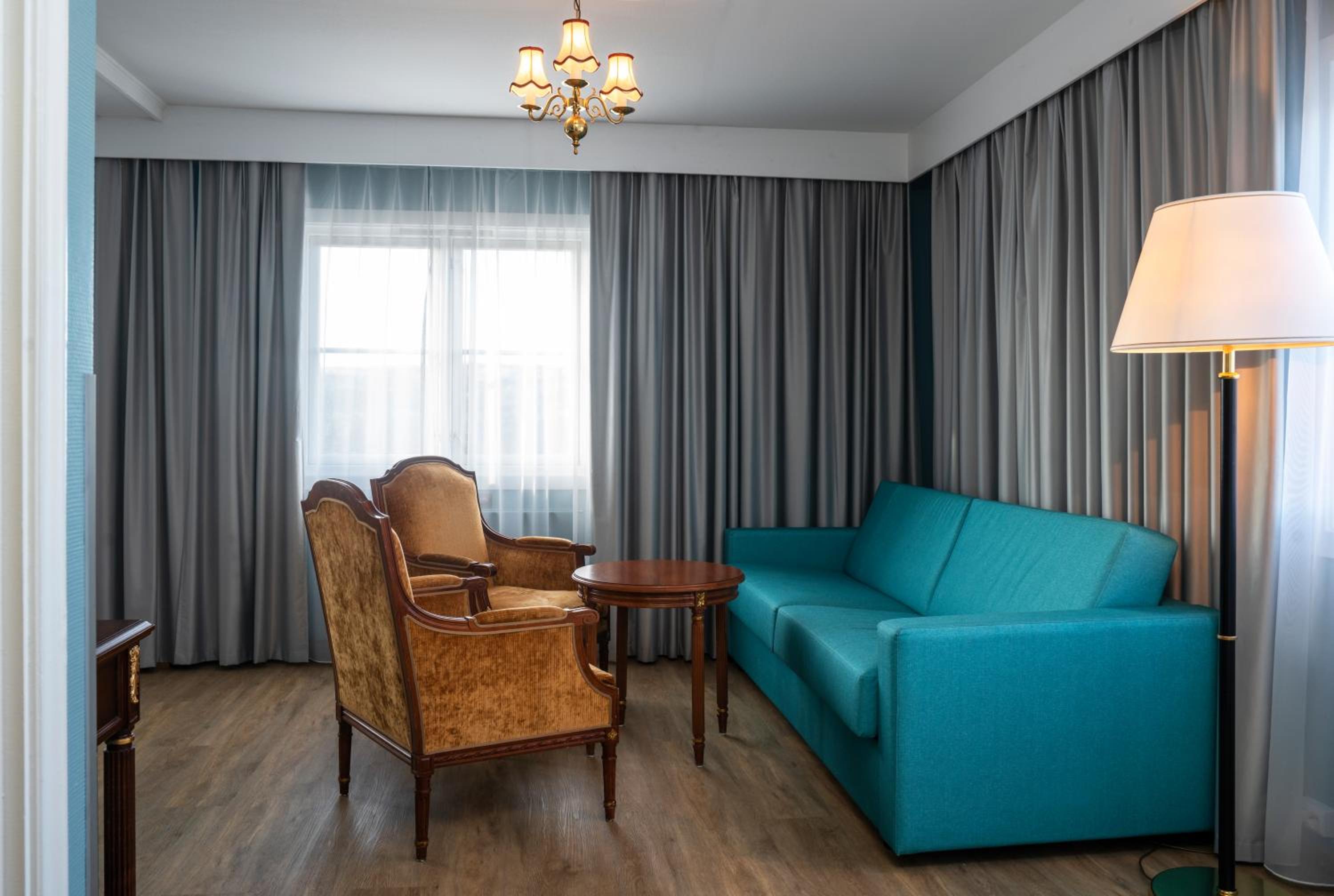 Family Room - Photo 8