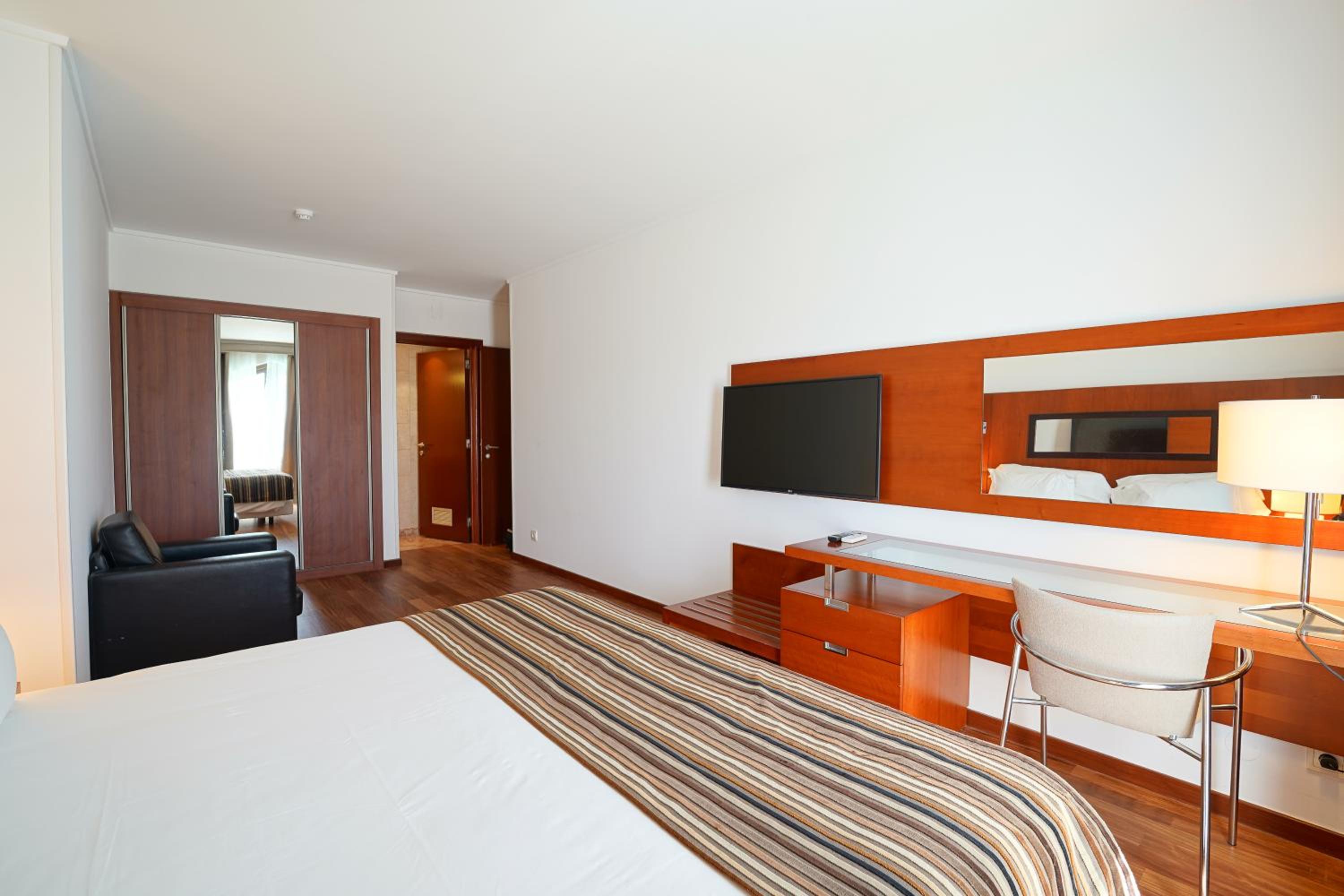 One-Bedroom Apartment - Photo 2