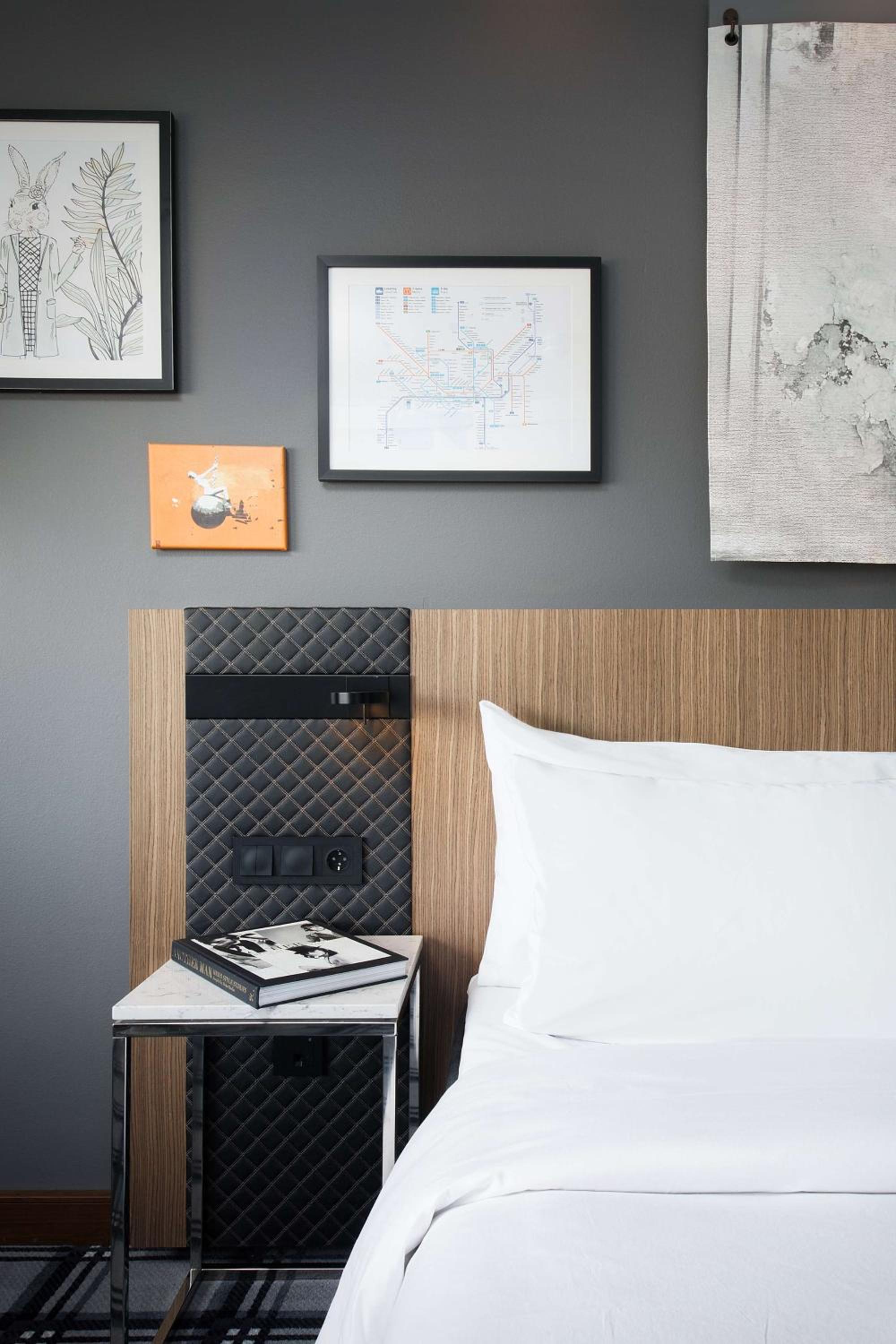 Superior Room with Panoramic City View thumbnail 6