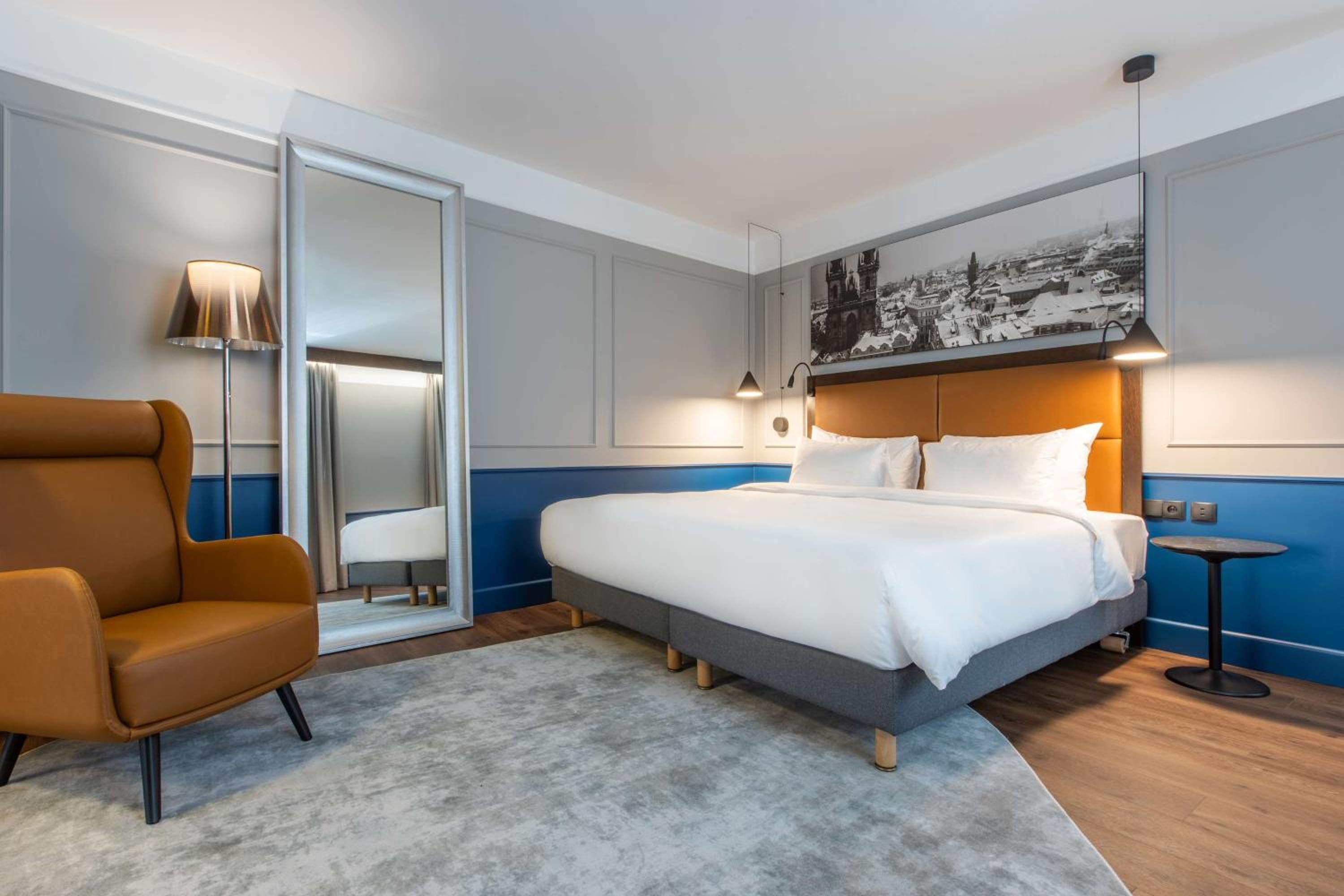 Junior Suite with Balcony thumbnail 5