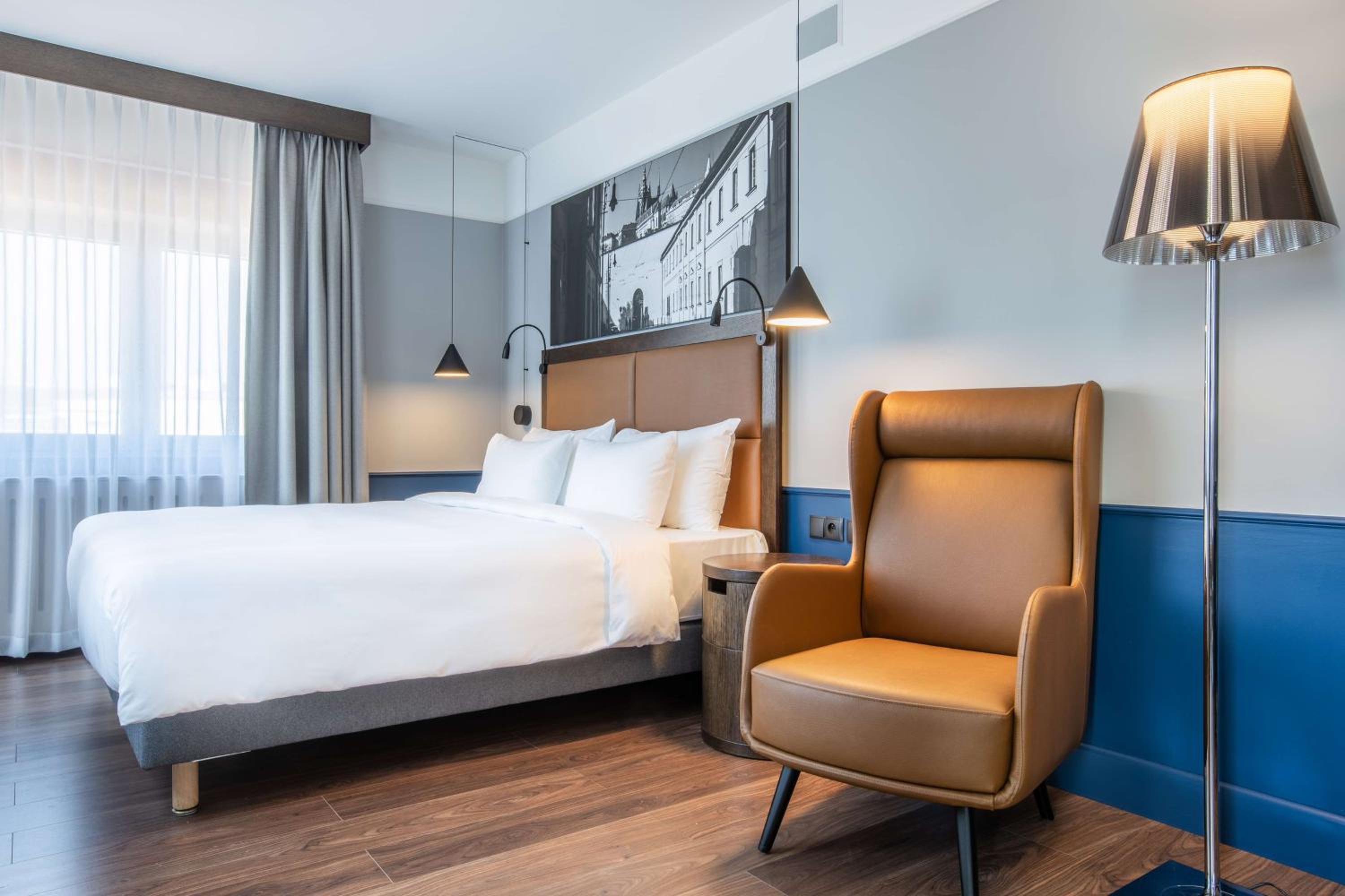 Superior Room with Balcony thumbnail 5