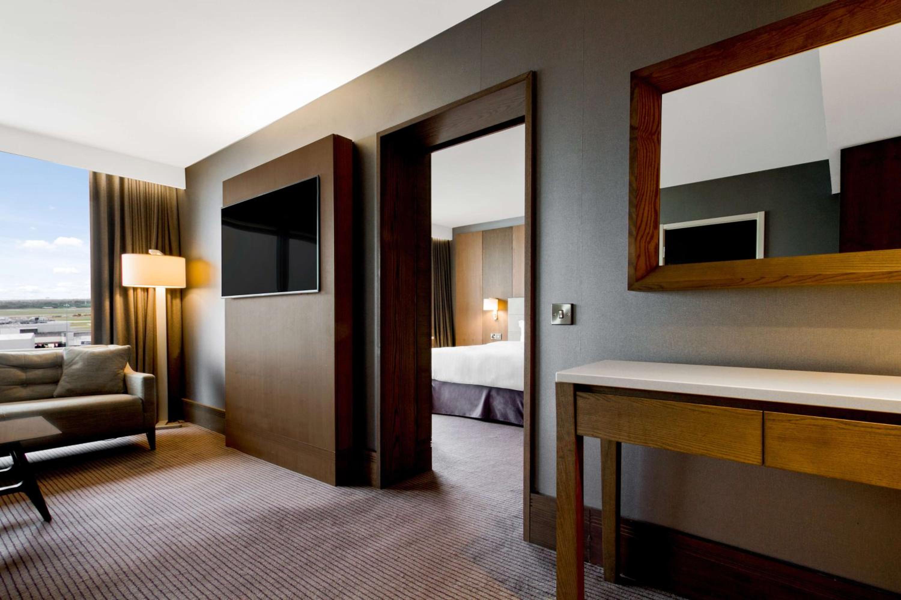 Executive Suite with Lounge Access - Photo 7