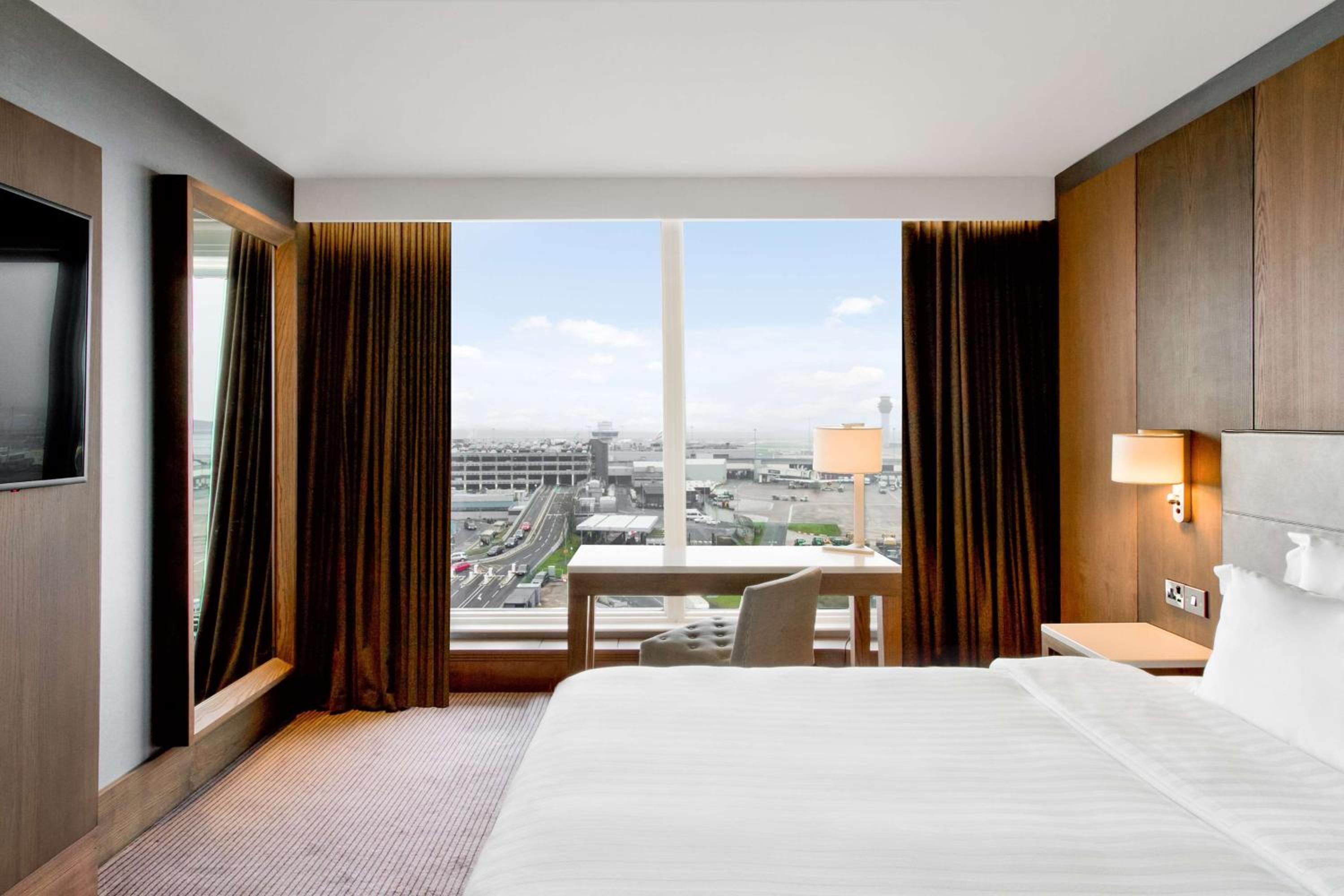 Suite with Runway View - Photo 4