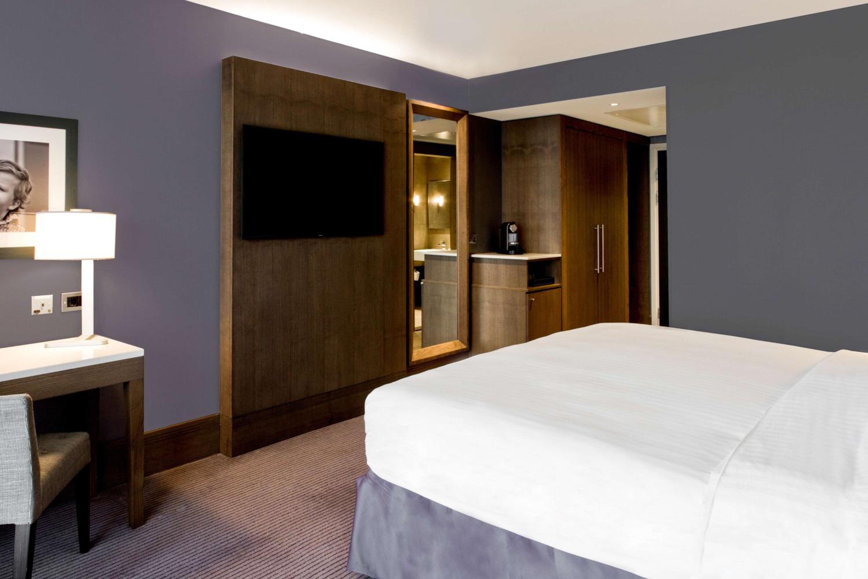 Premium Room with Runway View - Photo 2