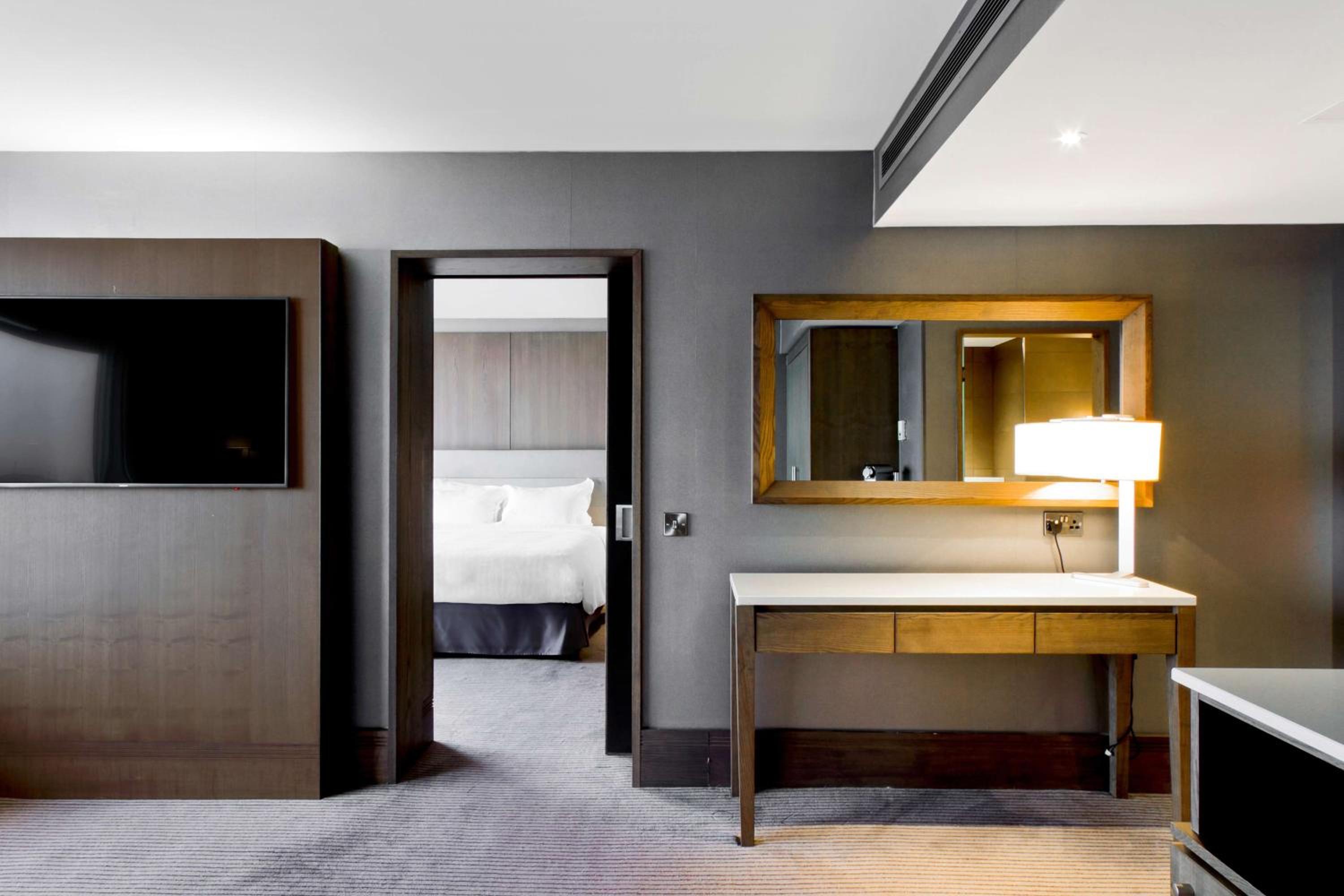 Executive Suite with Lounge Access - Photo 8