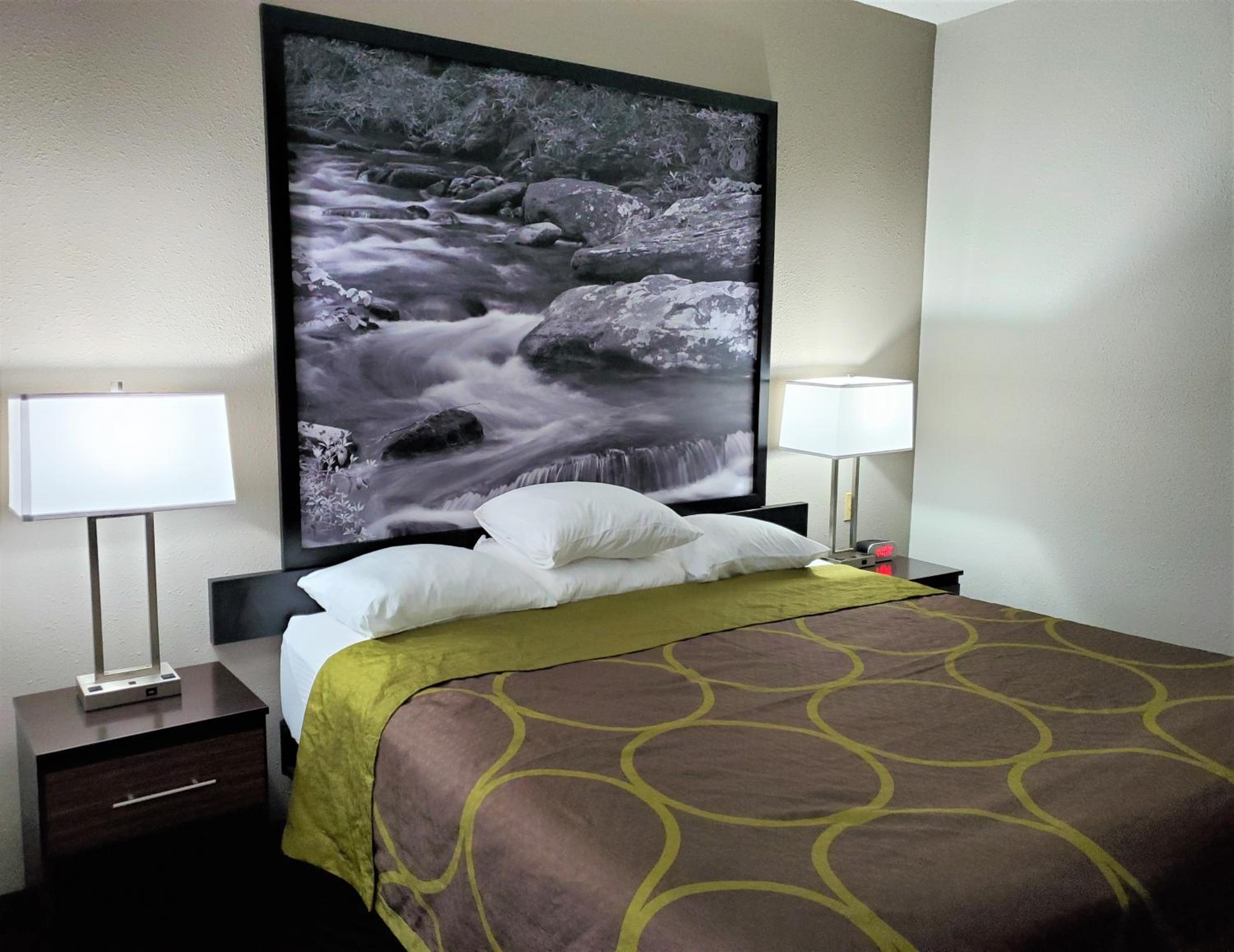 Deluxe King Room - Non-Smoking - Photo 2