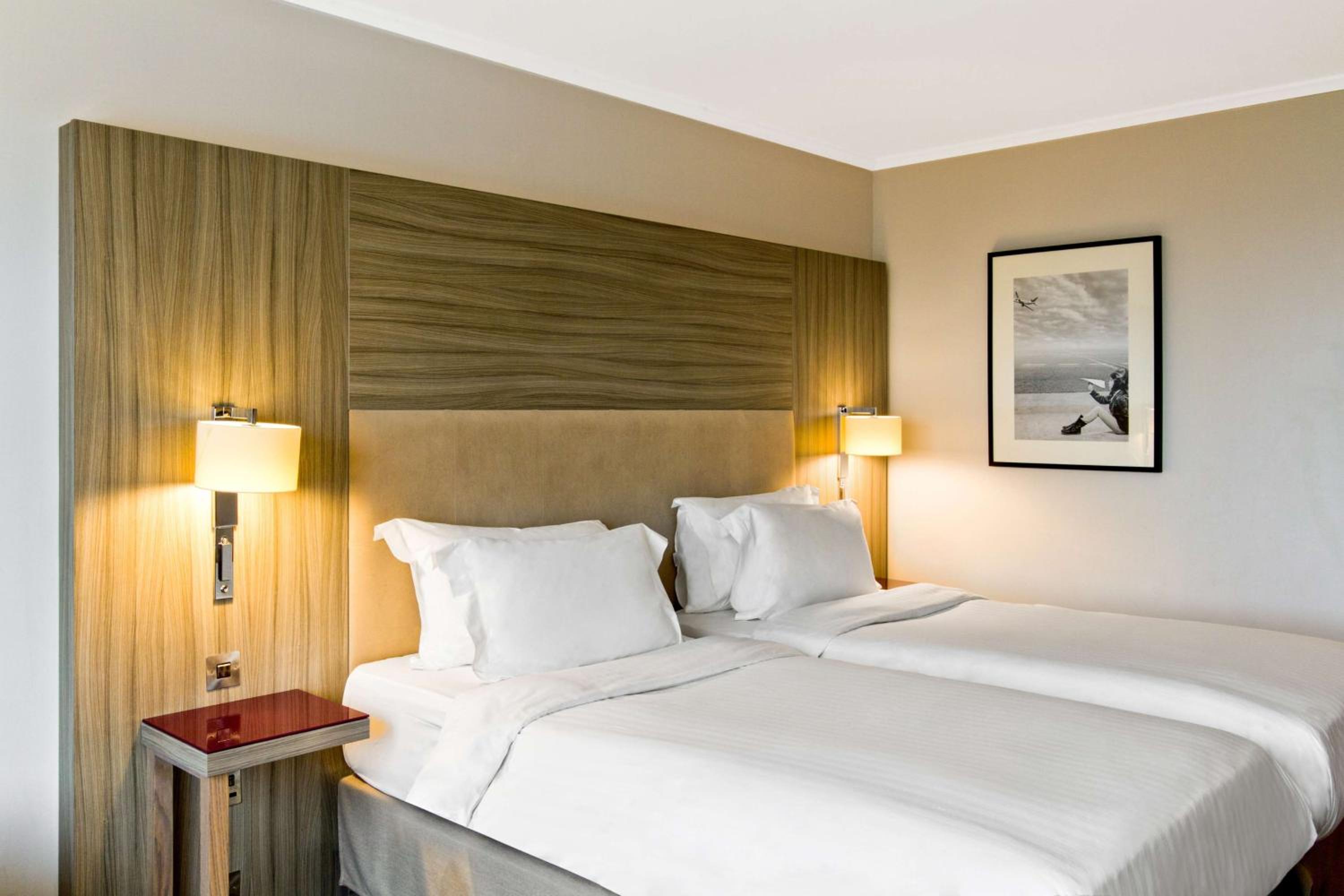Superior Room with Runway View - Photo 7