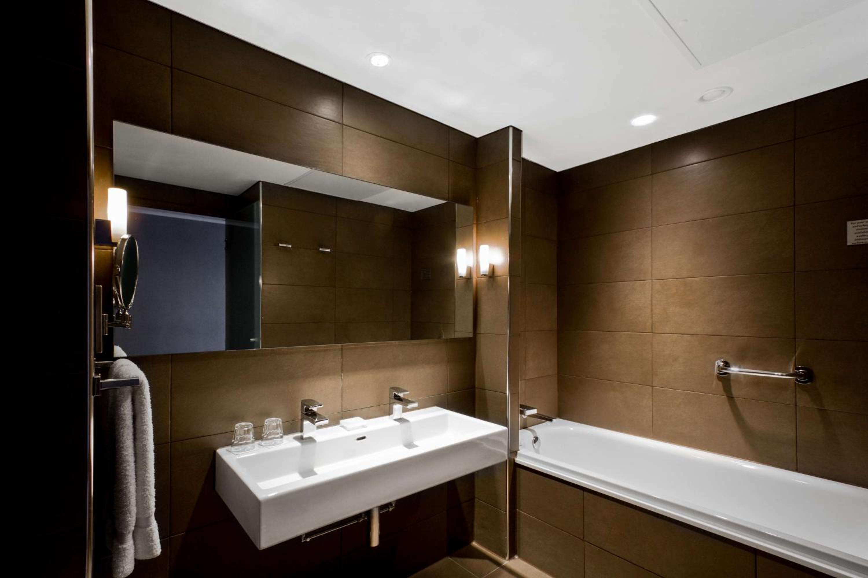 Executive Suite with Lounge Access - Photo 11