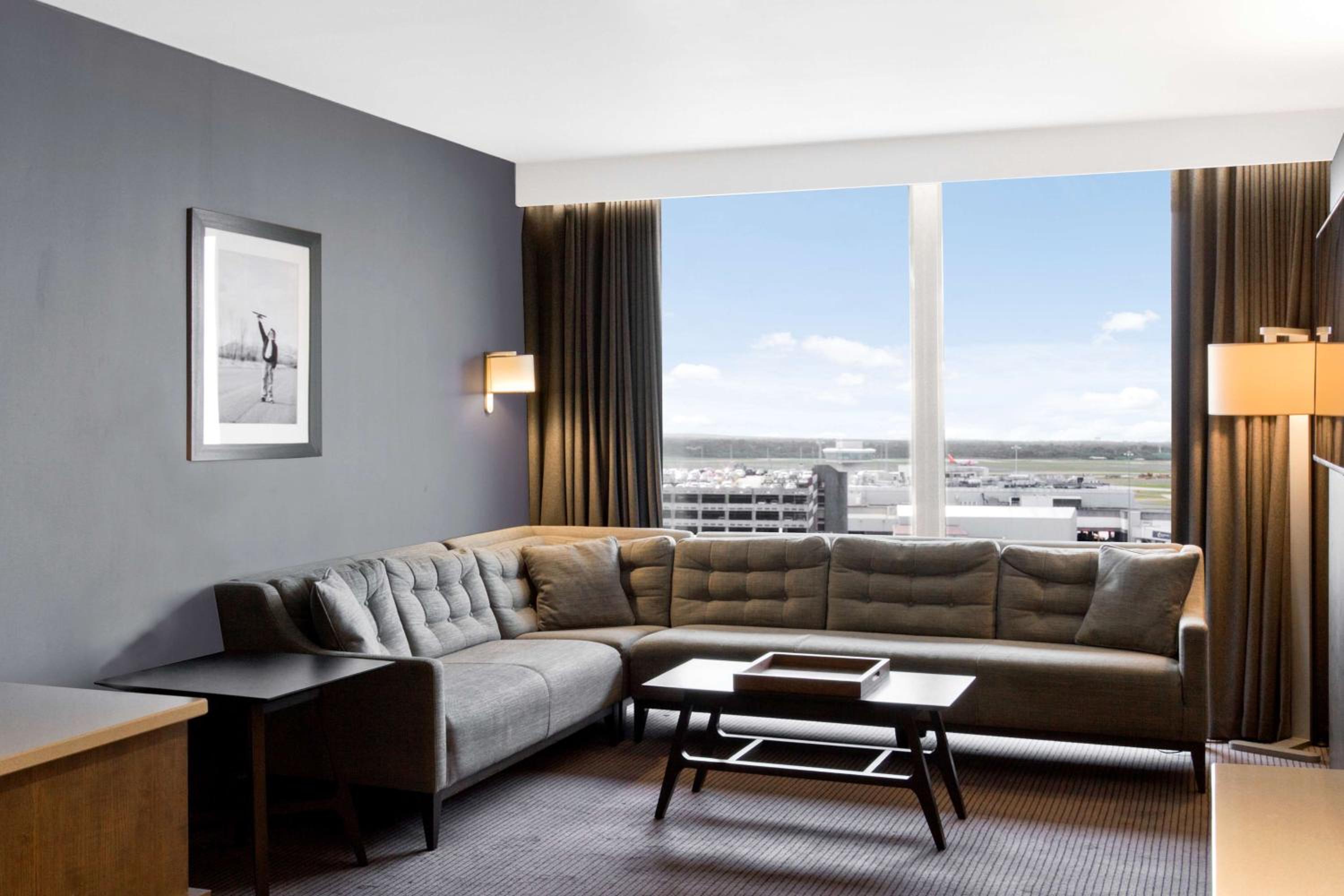 Executive Suite with Lounge Access - Photo 2