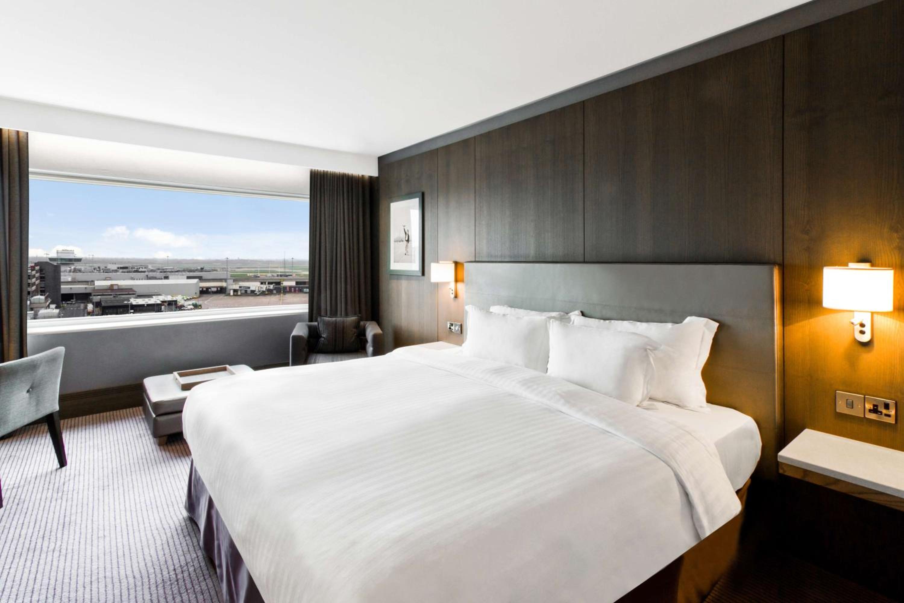 Premium Room with Runway View - Photo 9