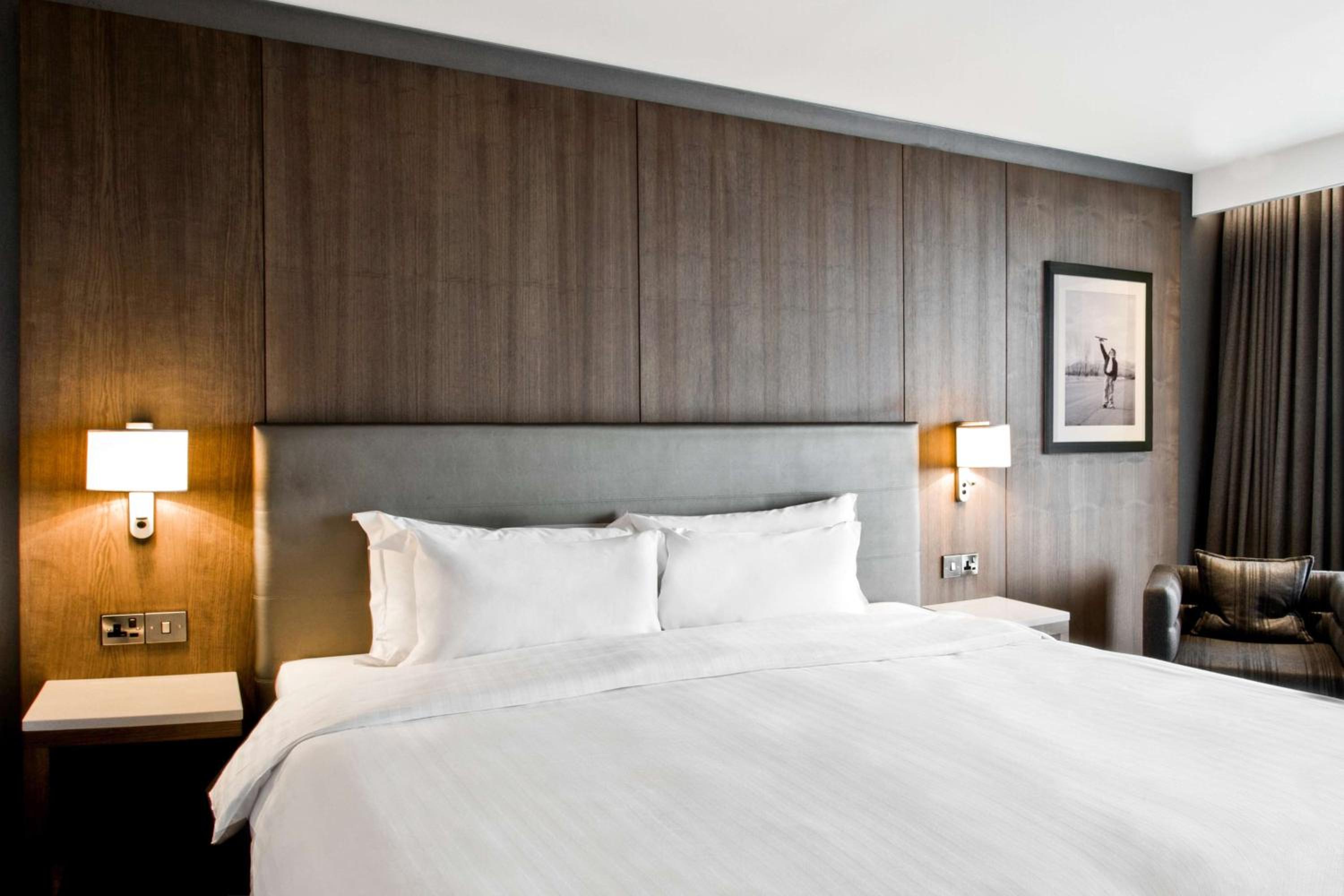 Premium Room with Runway View - Photo 3